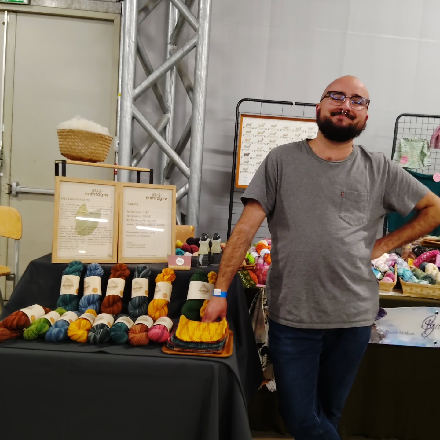 Et voilà, je me remets de toutes mes émotions !
C'était mon premier salon et je suis très heureux qu'il se soit si bien passé !
Merci aux organisatrices du @knit_toulouse et bénévoles de @o_mailles_toulouse d'avoir permis l'existence de ce bel événement.
Merci aux visiteuses et visiteurs d'être venu-e-s en nombre et d'avoir fait preuve d'autant de curiosité.
Je suis ravi d'avoir fait la connaissance de certain-e-s d'entre vous qui me suivez, et ravi aussi de retrouver ici des nouvelles têtes rencontrées là bas 🥰
C'était une super occasion de se voir, les organisatrices m'ont même confié que des personnes étaient venues spécialement pour voir ma laine, mais vous êtes incroyables ! 🫶
J'ai adoré échanger, transmettre mais aussi apprendre. Après 10 ans de passion, c'est la première année d'existence de mon entreprise et c'était fou d'être pour la première fois face au public en position de professionnel, avec un peu de trac quand il fallait répondre à vos questions ! Se lancer dans le grand bain est plus simple avec des client-e-s et curieux-ses comme vous ❤️
Merci d'être là, merci d'être venu-e-s à ma rencontre, merci de m'aider à diffuser la laine française et ariégeoise.
On se retrouve en ligne, et le prochain salon ce sera @wool_and !
Prenez bien soin de vous, faites vos échantillons sinon je fais les gros yeux, et n'oubliez pas, c'est pas la laine la plus douce du salon, mais elle est française 😎