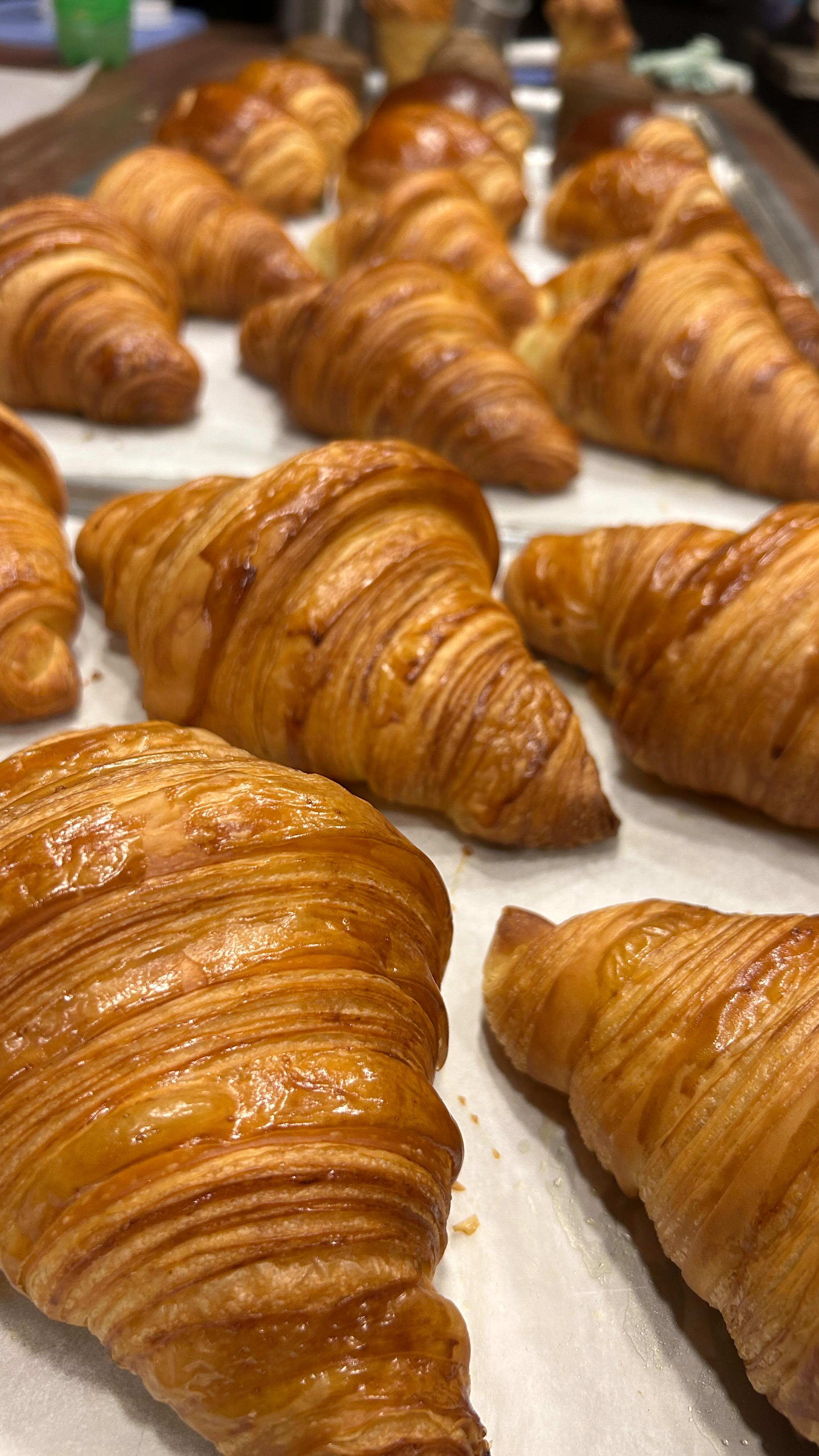 🥐Desarrollado durante mucho tiempo.
.
Sin improvisaciones, solo técnica y dedicación.
.
El resultado: croissants que marcan la diferencia. 🥐