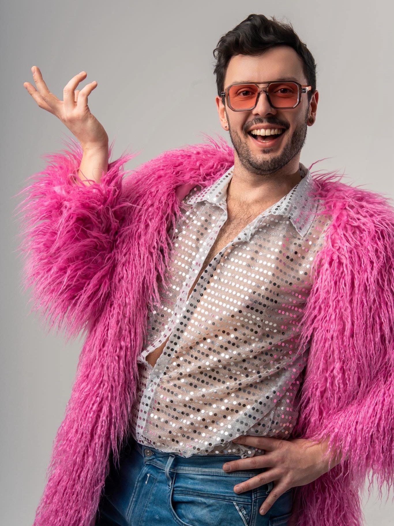 Dziś świętujemy wyjątkowy dzień – urodziny Kamil Błoch @kamil__bloch ! 🎉
Kamil to aktor absolutnie fantastyczny – niezwykle świadomy w budowaniu każdej postaci, precyzyjny, uważny i konsekwentny w swojej pracy. Prawdziwy tytan pracy, który na scenie nie zostawia nic przypadkowi. A przy tym człowiek o ogromnej życzliwości, wrażliwości i serdeczności – po prostu ktoś, z kim chce się być i pracować.☺️
Wielu z Was zna Kamila ze szklanego ekranu jako dr Lisickiego🤩, ale serca naszej teatralnej społeczności podbił brawurową rolą Hermesa Fontaine w naszym hicie prosto z paryskiego domu mody – „A więc to miłość”. ✨
Kamilu, dziękujemy Ci za to, że zdecydowałeś się tworzyć razem z nami. Spotkania z Tobą – zarówno na scenie, jak i poza nią – to czysta przyjemność.🥰 Życzymy Ci dalszej pięknej samorealizacji, spełnienia artystycznego, szczerze życzliwych ludzi wokół i wielu inspirujących podróży.💚
Nie możemy się doczekać naszych kolejnych wspólnych spotkań! ❤️
A jeśli ktoś z Was chciałby złożyć Kamilowi życzenia osobiście – najbliższa okazja już 8 i 9 maja, kiedy wracamy ze spektaklem „A więc to miłość”. 😍
Do zobaczenia!