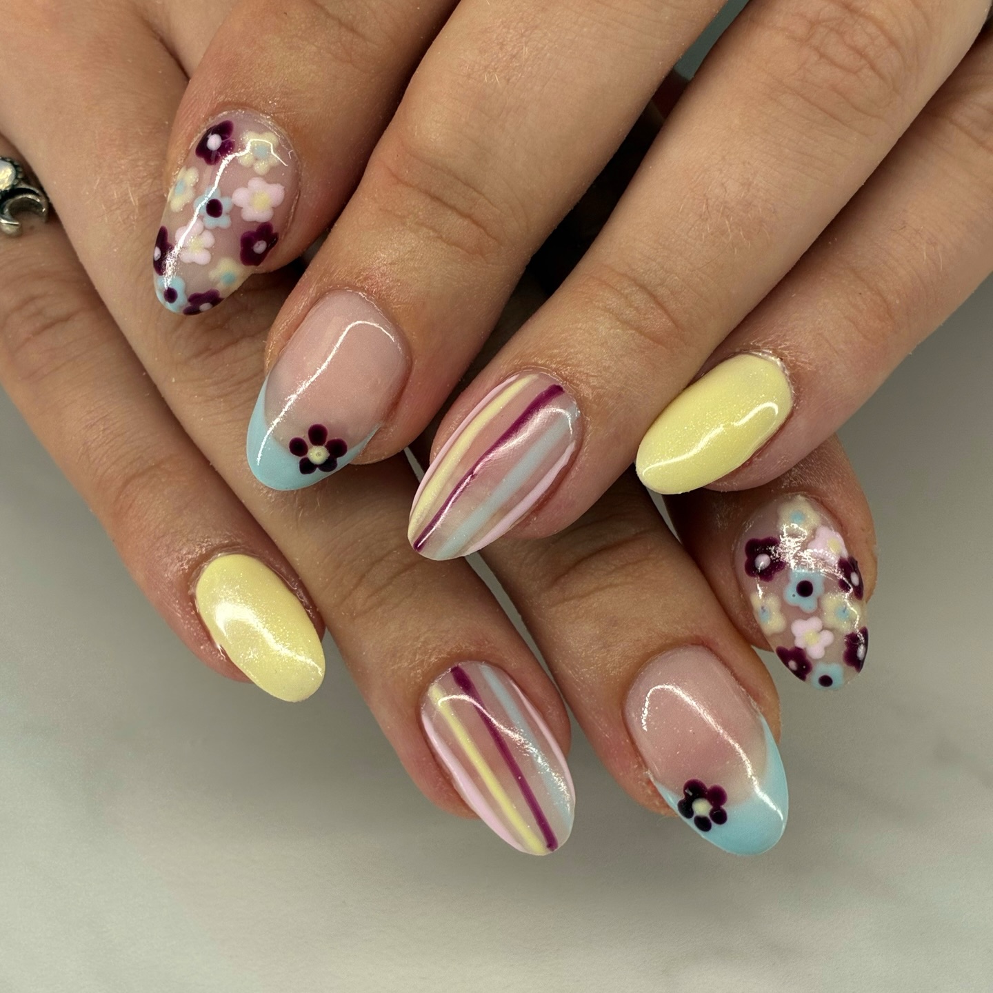 Spring on my fingertips 🌼✨ pastel vibes & tiny florals 💅💛
#NailArt #SpringNails #PastelVibes