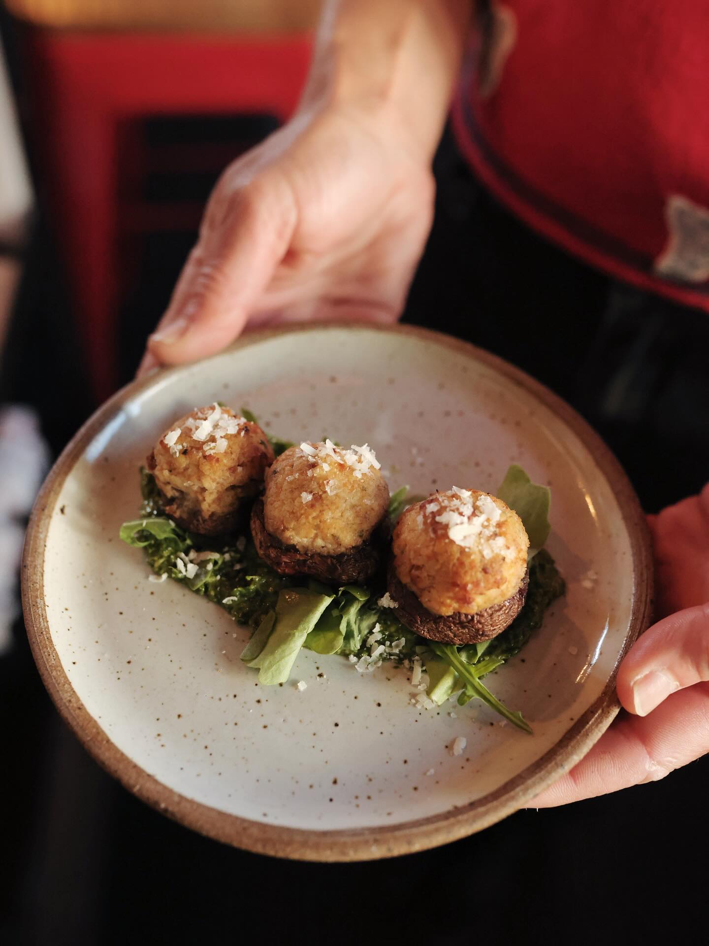 Stuffed mushrooms
We love the smell of the crispy parmigiano as they come out of the oven!
📸 @kristinkins