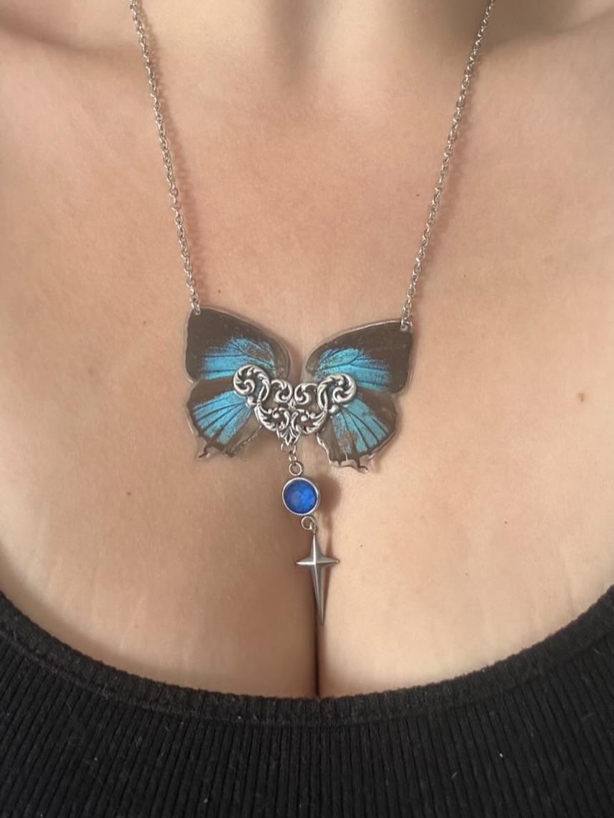 𝕽𝖊𝖙𝖔𝖚𝖗 𝖈𝖑𝖎𝖊𝖓𝖙
Collier sur mesure, personnalisé de A à Z, orné d’ailes de papillon 🦋
N’hésitez pas à m’envoyer vos plus belles photos par mail naturae.reliquiae@gmail.com ou par mp si tu m’autorises à les republier sur mes diverses réseaux 📸
✥
Bijoux alternatifs curiosités faits main, bijoux papillon
Victorien gothique