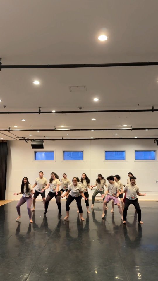 Les vendredis, c’est répétition 🪘✨
Une coreo cardio montée par @meyita_mili avec l’équipe Tondoa et la musique de @prieto_riddiman et @maikcel_ pour garder l’énergie, la force et la connexion 💃🏽
On se prépare pour de grandes choses 👀🖤
#tondoa #colombia🇨🇴 #dance #montréal