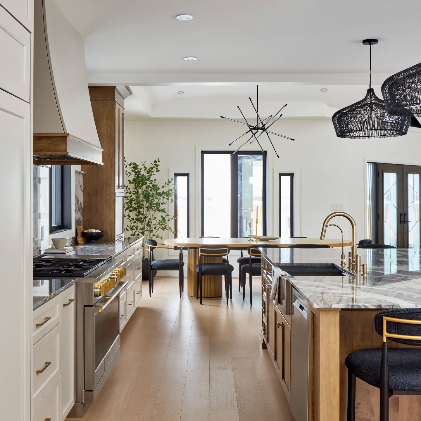 A chef’s kitchen so inviting, a rainy day feels like an excuse to stay in 💁🏻♀️
GC: @spruceside_construction
Photography: @jason_hartog_photography
#KitchenDesign #FonthillOn #PelhamOn #NiagaraLiving