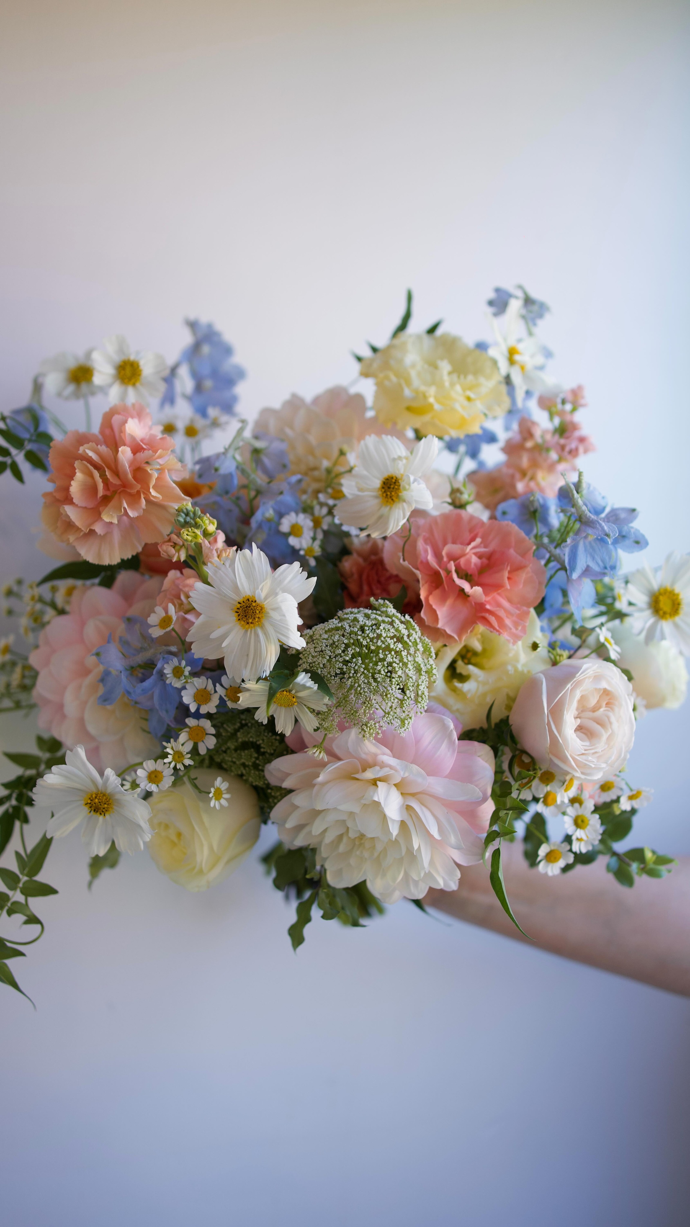 Come make Emma’s bouquet with me! We had all the fancy, dancey, whimsy blooms in this one! My face doesn’t show it, but I ADORED making this bouquet (remember - no comments on my facials, I’m concentrating! 😂). Although watching this back I can see why I may need some Botox… so serious!
One of the hardest parts of making these edits is the song choice.. so I decided to share my fav indi artist @joemungovan. This song felt perfect for a beautiful wedding with such a chill couple like Emma and Isaac!