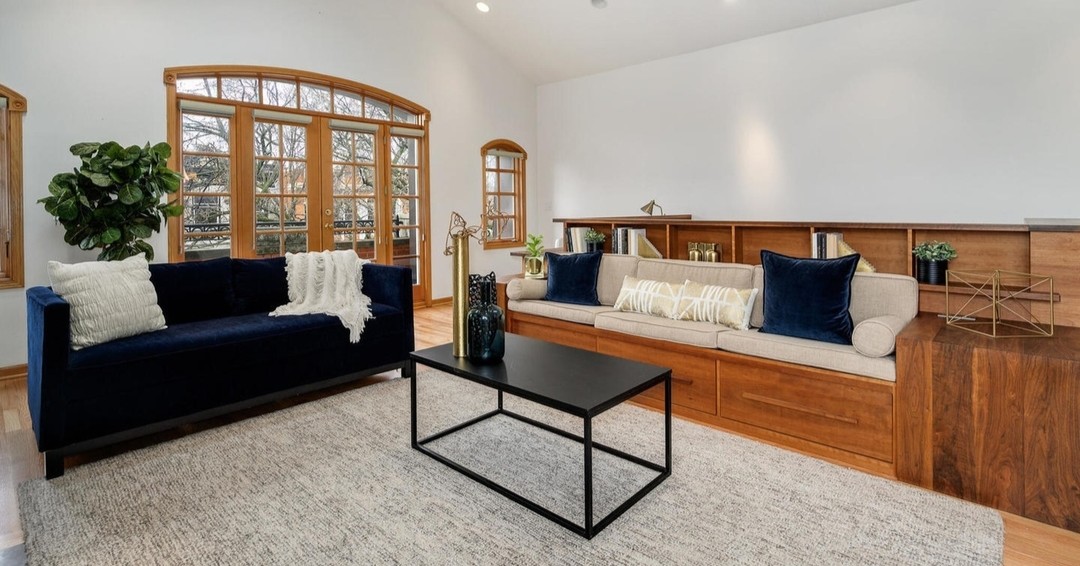 We leaned in to the beautiful Mid-Century Modern features of this home by complementing the wood tones and enhancing the built-ins — and then softened with velvet textiles, curved silhouettes, and blue accents. #mcm #chicago #chicagorealestate #havenhomestager #chicagohomestaging #stagingworks #stagingsells #staging #homestaging