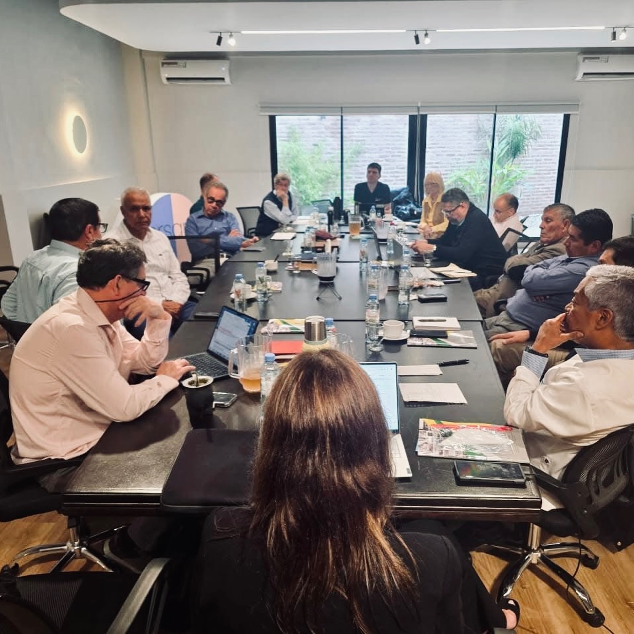 NaLEC presente en Argentina, expandiendo su misión, impulsando en liderazgo y fortaleciendo alianzas de impacto.
Desde el 2019, @nalecorg ha caminado junto a la Alianza Evangélica Latina - @ae_latina, fortaleciendo el liderazgo evangélico, promoviendo la unidad de la Iglesia y abriendo puertas de representación e influencia en nuestra región.
Durante la reciente reunión de la Junta Directiva de AEL en Buenos Aires, Argentina, se abordaron temas clave para el futuro de la Iglesia en América Latina: oración, salud integral, crecimiento estratégico y metas para los próximos años.
Además, se fortalecieron relaciones institucionales a través de nuestra visita y reuniones en la Cámara de Diputados del Congreso de Argentina.
Celebramos esta alianza que sigue generando impacto, unidad y transformación en las naciones. Seguimos comprometidos en servir, equipar líderes y representar la voz de nuestra comunidad con excelencia. 🙌🏼
No tomamos esto a la ligera. Dios nos ha confiado la responsabilidad de trabajar aquí… y también en las naciones.
“Porque de Él, por Él y para Él son todas las cosas.”
— Romanos 11:36
➡️Visita para más información: www.nalec.org
#NALEC #AEL #Unidad #UnasolaMisión #LatinosEvangelicos