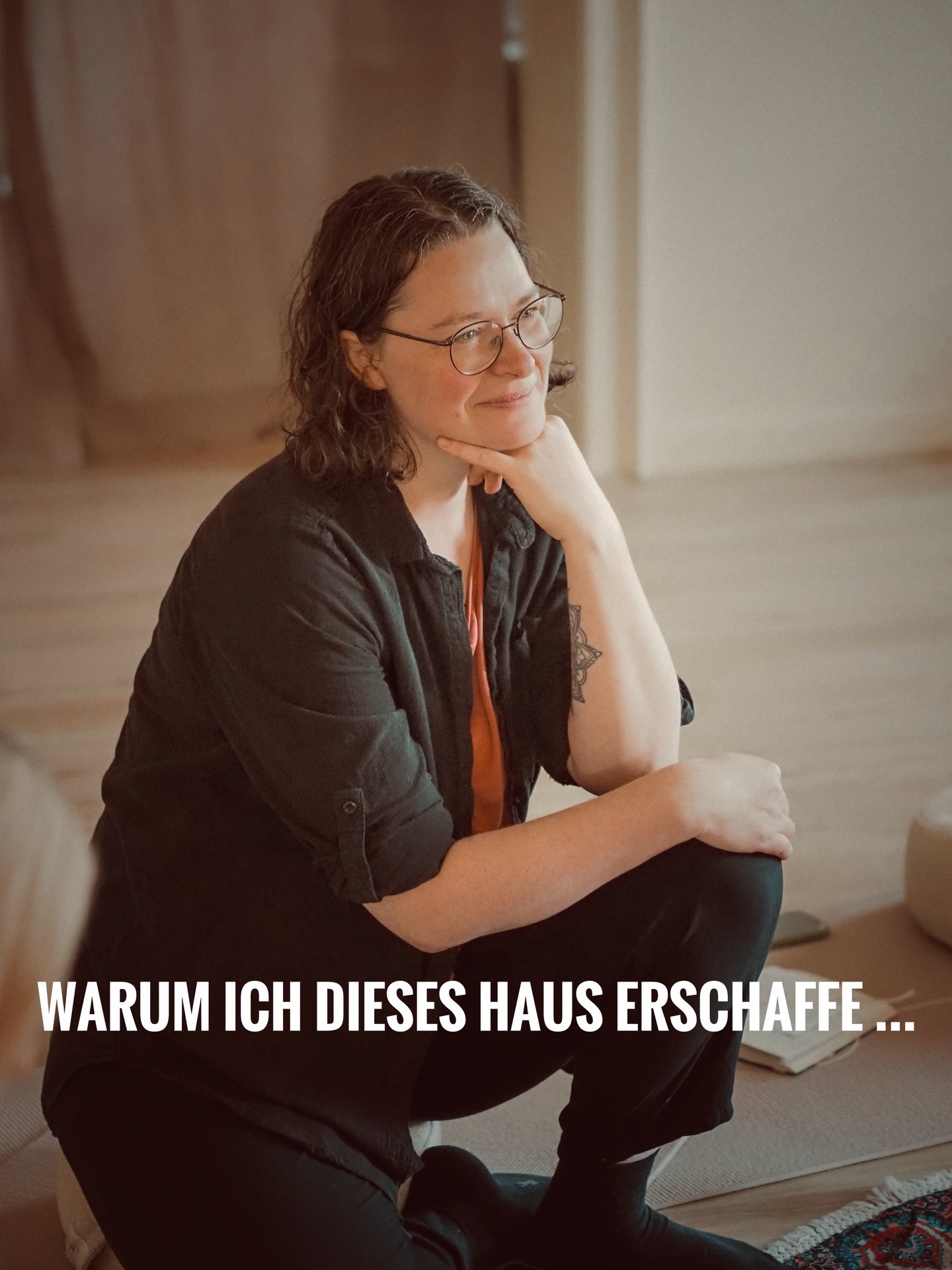 Warum ich dieses Haus erschaffe… ✨
Das war eigentlich nie der Plan. Wenn du mich vor Jahren gefragt hättest, ob ich mal Yoga unterrichte…ich hätte wahrscheinlich gelacht.
Yoga war früher einfach nur für mich. Ein Rückzugsort. Ein Weg, tiefer zu gehen. Eine Auszeit in der es nur um mich ging.
Und irgendwo auf diesem Weg hat sich etwas verändert. Da war plötzlich dieses Gefühl,
Menschen begleiten zu wollen.
Zurück ins Spüren. In ihre Kraft. Zu sich selbst.
Und ich habe gemerkt: Das ist mehr als eine Leidenschaft. Das will durch mich in die Welt.
So sind YOGAyoga & Soul Sisters entstanden.
Erst ganz klein.
Bei mir zu Hause.
Und mit der Zeit wurde es zu eng. Nicht nur im Raum – sondern auch in mir. Weil ich gespürt habe: Das braucht Raum.
Lange habe ich mir diesen Traum nicht erlaubt. Ein eigenes Haus? Ich dachte: Wer bin ich denn dafür? Kann ich das wuppen? Vielleicht ist es gut so wie es jetzt gerade ist?
Heute weiß ich: Ich bin genau die Richtige.
Weil ich Räume halten kann.
Weil ich liebe, was ich tue.
Und weil ich weiß, wie wichtig solche Orte sind.
Orte, an denen du sein darfst, wie du bist. Zur Ruhe kommst. Und wieder bei dir ankommst.
Und genau deshalb entsteht dieses Haus.
Nicht nur für mich. Sondern für Menschen, die etwas in sich tragen und es teilen möchten.
Vielleicht ist genau das meine Aufgabe gerade.
Diesen Raum zu erschaffen.
Und das… ist mein WARUM
Bild @maraxbro
#raumfuerdich #herzensprojekt #meinwarum #yogaleben #spiritualitätleben