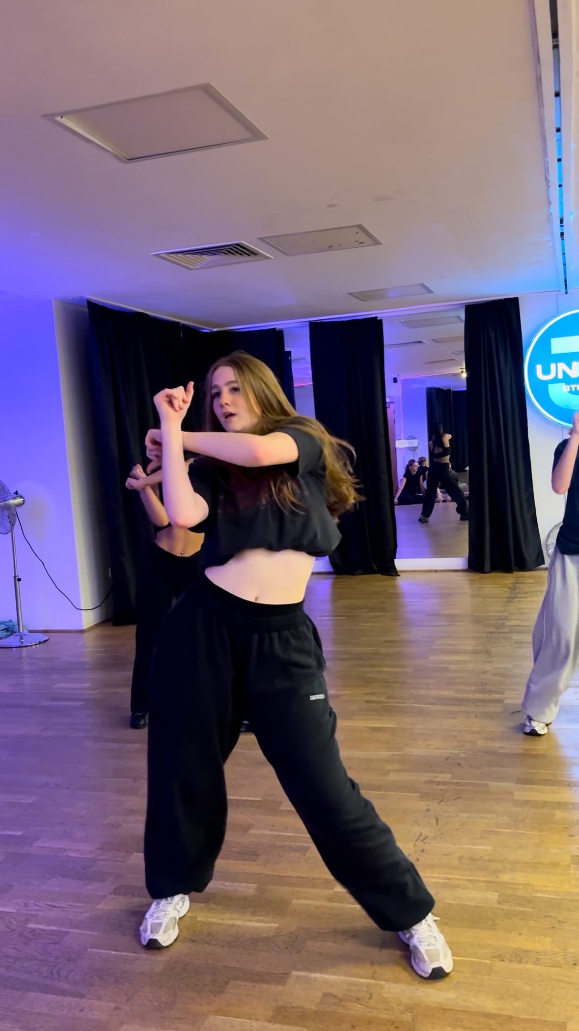 Our wonderful seniors in commercial with @ellacarolan 🤩
#teamspirit #spiritydc #competitivedance #dancecompany #londondance