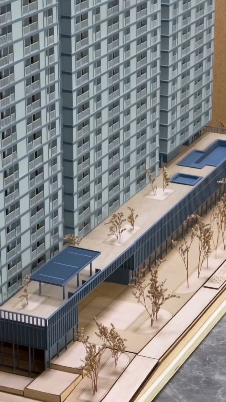 🏙️Edifico Cisneros
La maqueta Cisneros surge como una forma de representar y entender el proyecto desde lo físico. Mediante un proceso de modelado, impresión 3D y trabajo manual cuidadoso, se exploró la estructura, la materialidad, el color, la escala y la relación del edificio con el espacio público.
Más que un objeto final, la maqueta funcionó como una herramienta colectiva de diseño, permitiendo leer el edificio desde la escala humana y afinar decisiones a lo largo del proceso.
Proceso liderado por Luis Gonzalez @luisgonzalezver
@cisnerosbellavista @attiacapital
_____
#oauarchitecture #urbanplanning #livingenvironment #barranquilla #vivienda