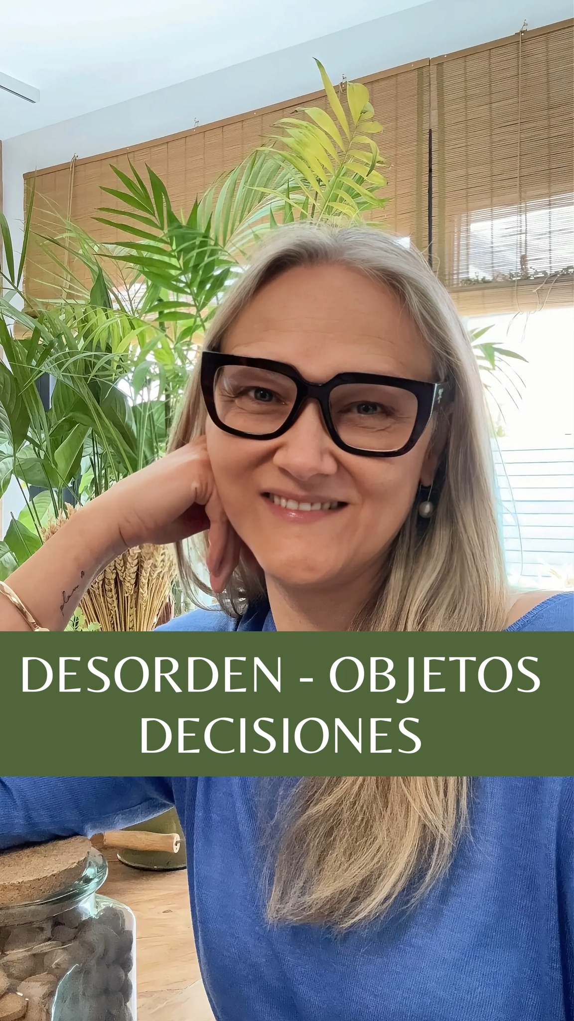 Hay personas que están acabando con el desorden y la acumulación de objetos de su casa, acompañadas paso a paso y disfrutando del proceso, aplicando 3 claves.
En muchos casos hay un deseo enorme de acabar con el desorden e incluso un gran esfuerzo y acción revisando, tirando y moviendo objetos una y otra vez, intentando encontrar su mejor lugar, pero hay una falta de foco para realizar lo que toca y cómo ha de hacerse en cada punto del proceso de orden, y eso hace que puedas pasarte años ordenando en bucle los mismos armarios, cajones y habitaciones de tu casa.
Para dejar de hacerlo necesitas aplicar 3 cosas:
✅1- Establecer fechas de inicio y fin realistas para ordenar tu casa y planificar, en el orden adecuado, dentro de ese periodo de tiempo, todas las categorías de objetos que has de abordar.
✅2- Realizar una lista de aquello que te dices que te impide tomar decisiones, o desprenderte de objetos. Habitualmente relacionado con el dinero que gastaste, los recuerdos, el medio ambiente,...
Patrones que bloquean el avance de un proceso de orden.
✅3- Llevar a cabo el proceso, cumpliendo tu planificación, abordando las categorías de objetos en el orden adecuado y eligiendo lo que deseas mantener en tu vida sin que los patrones limitantes sean un freno a tu avance.
Sí, fácil decirlo, difícil aplicarlo por una misma… porque efectivamente,...no somos nuestra mejor terapeuta.
Si deseas conocer qué 3 FORMAS tienes de actuar frente al desorden y la acumulación de objetos, y como 2 de ellas te harán perder el tiempo porque no te permitirán acabar con ello para siempre, comenta con la palabra "SALIR" 🙋♀️ y te hago llegar un video donde te cuento más ✨
#tresinteriores #LibérateDelDesorden #DesapegoConsciente #SoltarParaCrecer #AdiósAcumulación #VivirSinDesorden #PsicologíaDelOrden #CreenciasQueAtrasan #CambioDeMirada #BloqueosYDesorden #MenteOrdenadaVidaOrdenada #OrdenYBienestar #MujeresQueTransforman #ReinventaTuVida #AdiósAcumulación #ViviendoLigera #CrecimientoPersonalMujer