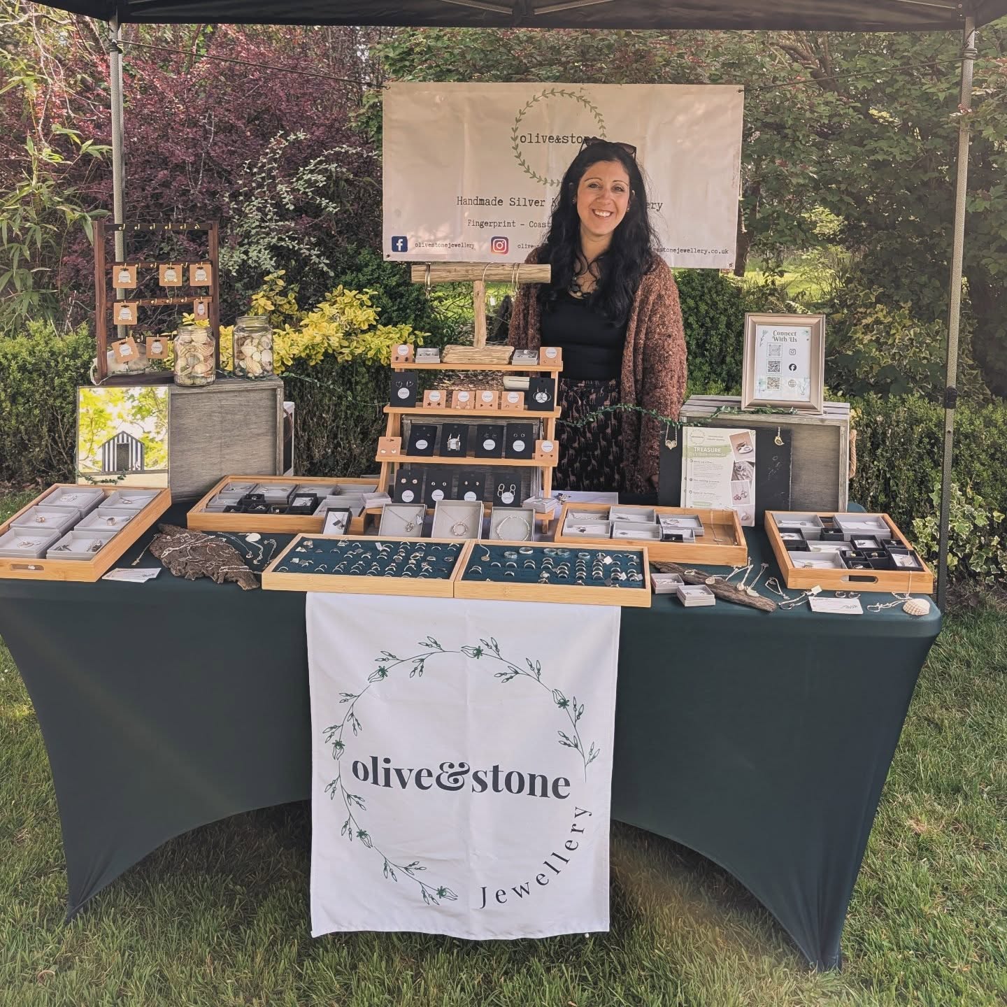 Here today at the glorious @greatparkfarm with @growandmakemarkets. It's the most beautiful garden setting, the sun is shining, the birds are tweeting 🐦 plus there's a fun little Spring time trail on for kids to win a treat!
I've got my handmade silver jewellery sparkling in the sun, inspired by the sea and nature. Lots of delicious edible treats on offer, ceramics, gin and art work!
Here until 2pm 💚
#sunsout #makersmarket #sussex