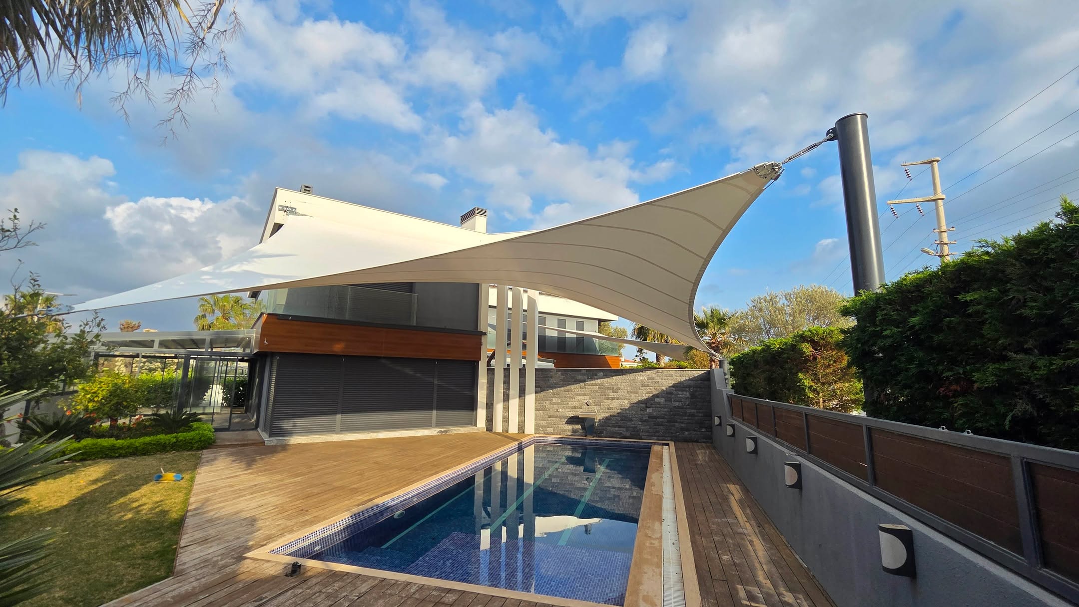 ÇEŞME ALAÇATI VİLLA TERAS ÜST ÖRTÜ; İZMİR_TÜRKİYE
ÇEŞME ALAÇATI VILLA TERRACE CANOPY; İZMİR_TURKIYE
( Gölgemizdesin 🥰 - Under our Shade 🥰 ) #autopark #padel #asmagermemembran #tensilefabric #tekstilmimarisi #textilearchitecture #mimaritekstil #hibritsistemçözümü #hybridsystemsolution #tasarımvemühendislik #designandengineering #imalatveuygulama #manufacturingandapplication #hightechtensilefabric #meshcephe #meshfacade #carpark #hotel #tensile #fabric #canopy #HTTF #sporyapıları #sportfacilities #orangepadel #modularsystems #depoyapıları #stroge