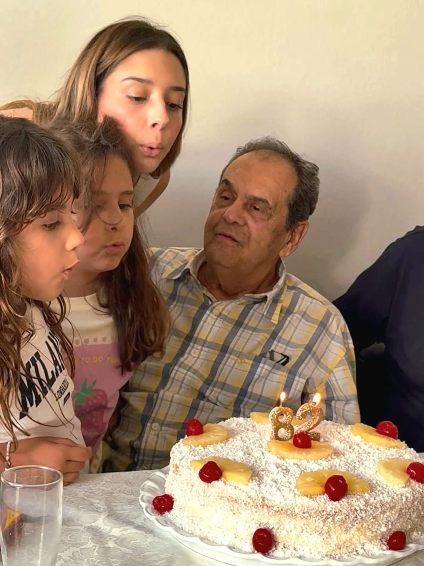 O médico pediatra e ex-prefeito de Guaxupé, Dr. Heber Hamilton Quintella (@drhebergxp ) festejou 82 anos de vida neste dia 22 e surpreendeu a web ao postar uma foto ao lado das três netas.
“82 anos completados, repletos de amor, saúde e muitas alegrias — ainda mais especiais ao lado das minhas três netas, que iluminam meus dias.
Meu sincero agradecimento a todos pelo carinho e pelas felicitações neste novo ciclo que se inicia. Seguimos em frente, com fé em Deus, gratidão e entusiasmo!”, escreveu ele.
Aos inúmeros abraços recebidos, junte-se o nosso! Parabéns!
📸/@drhebergxp