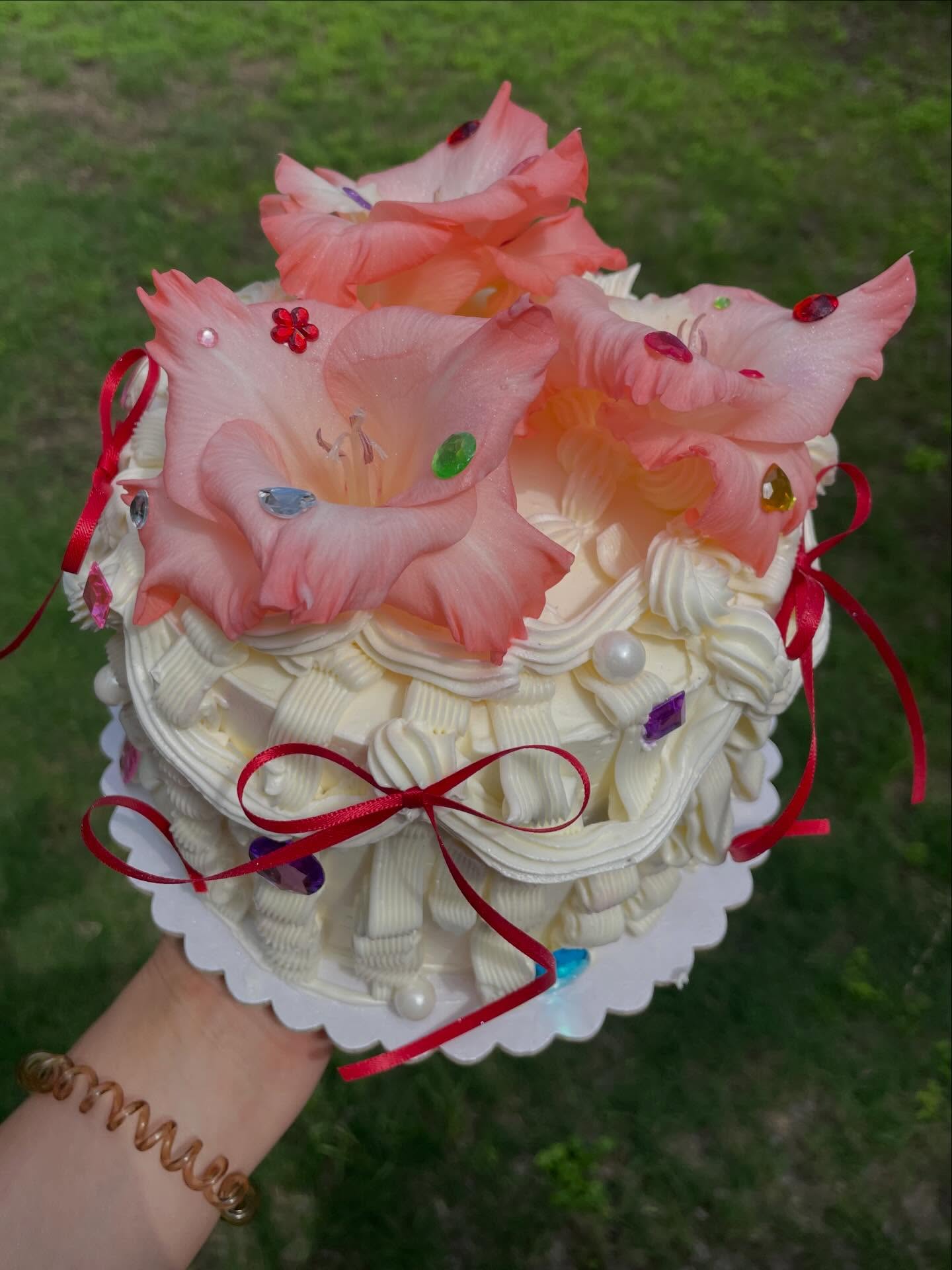 Vanilla poppy seed cake, strawberry preserves, & vanilla bean Swiss bc for the sweetest birthday girl
#fortworthcake #fortworthbride #dfwevents #dfwweddings #whimsicalcakes