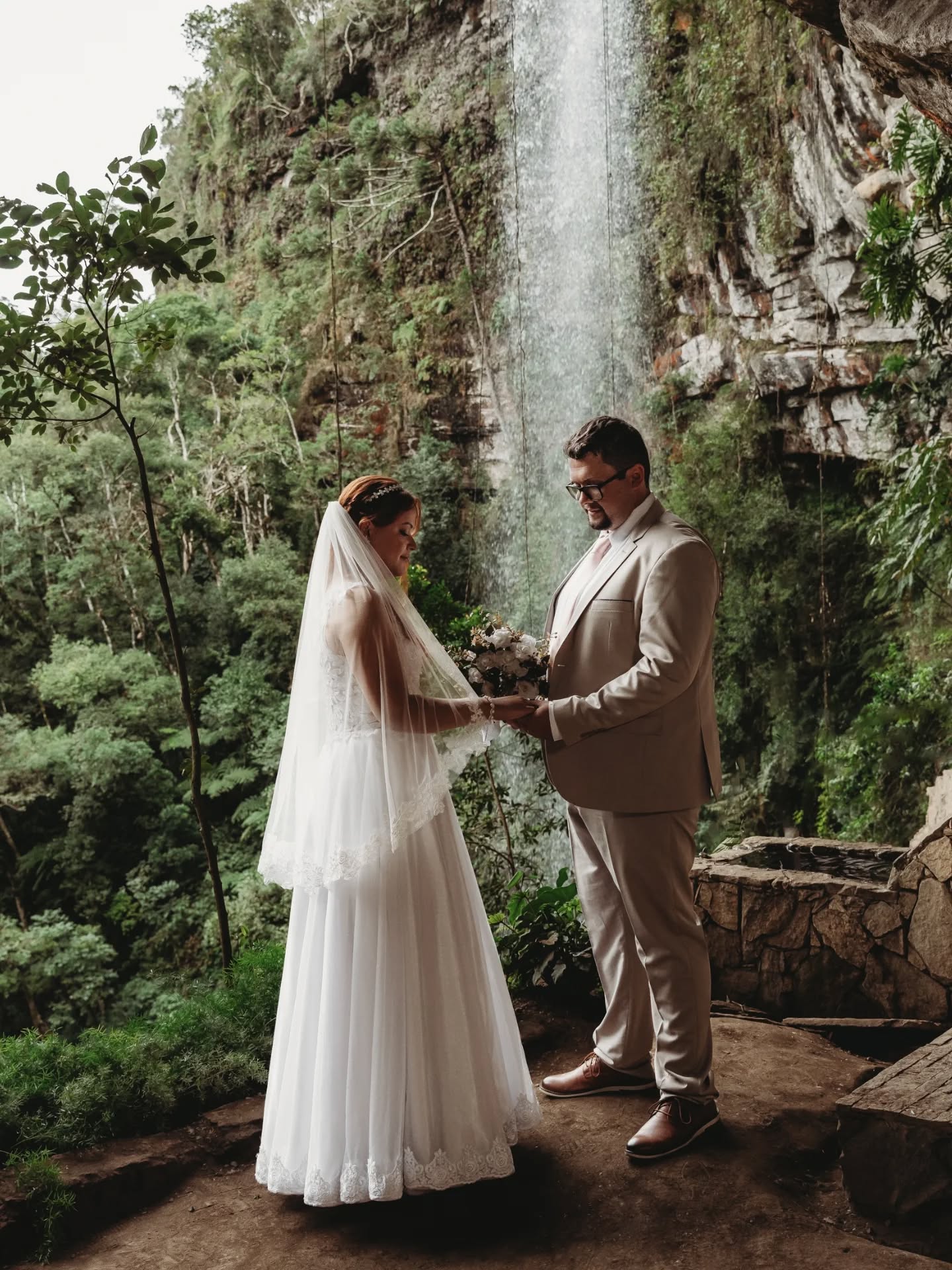 Eles escolheram a natureza como palco do amor que vivem
Casaram-se em uma gruta, em uma cerimônia criada por eles,cada detalhe pensado, sentido, escolhido com o coração
Cada convidado presente carregava um significado, não era sobre quantidade, mas sobre verdade
No fim, nada era mais importante do que celebrar o encontro, a união e tudo aquilo que só eles dois sabem que existe
#grutadopoçocerto #casamentoemflorianopolis #fotografoemflorianopolis