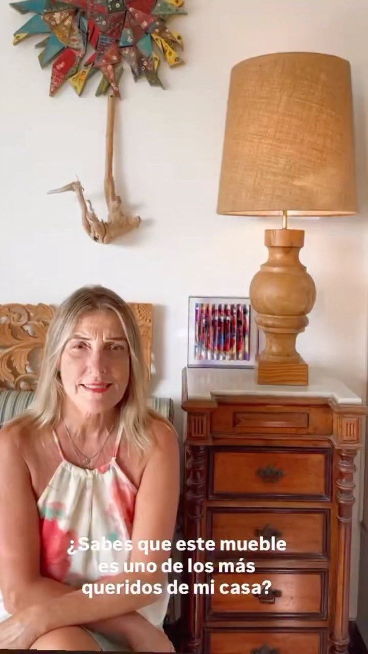 Los muebles heredados actúan como un puente físico y emocional para conectar con nuestras raíces familiares y mantener viva la memoria de nuestros seres queridos. Son piezas que suelen trascender su función práctica, convirtiéndose en guardianes de historias y contenedores de energía, lo que aporta autenticidad y carácter a los ambientes.
En mi pequeño departamento de Punta Hermosa logré ubicar este mueble que ha pasado por varias generaciones de mi familia a lo largo del tiempo y que, por tanto, tiene un gran significado para mí. Cuéntame en los comentarios si tienes alguna pieza vintage en tu casa y a quién te hace acordar.
@amaliaalvarezcalderon
@adaalvarezc
Lámpara encima del mueble: @4enunbaul
Pieza artística encima del mueble: @ceciliamaximiliano.art
#herencia #mueblesvintage #piezasheredadas #abuela #conexionemocional