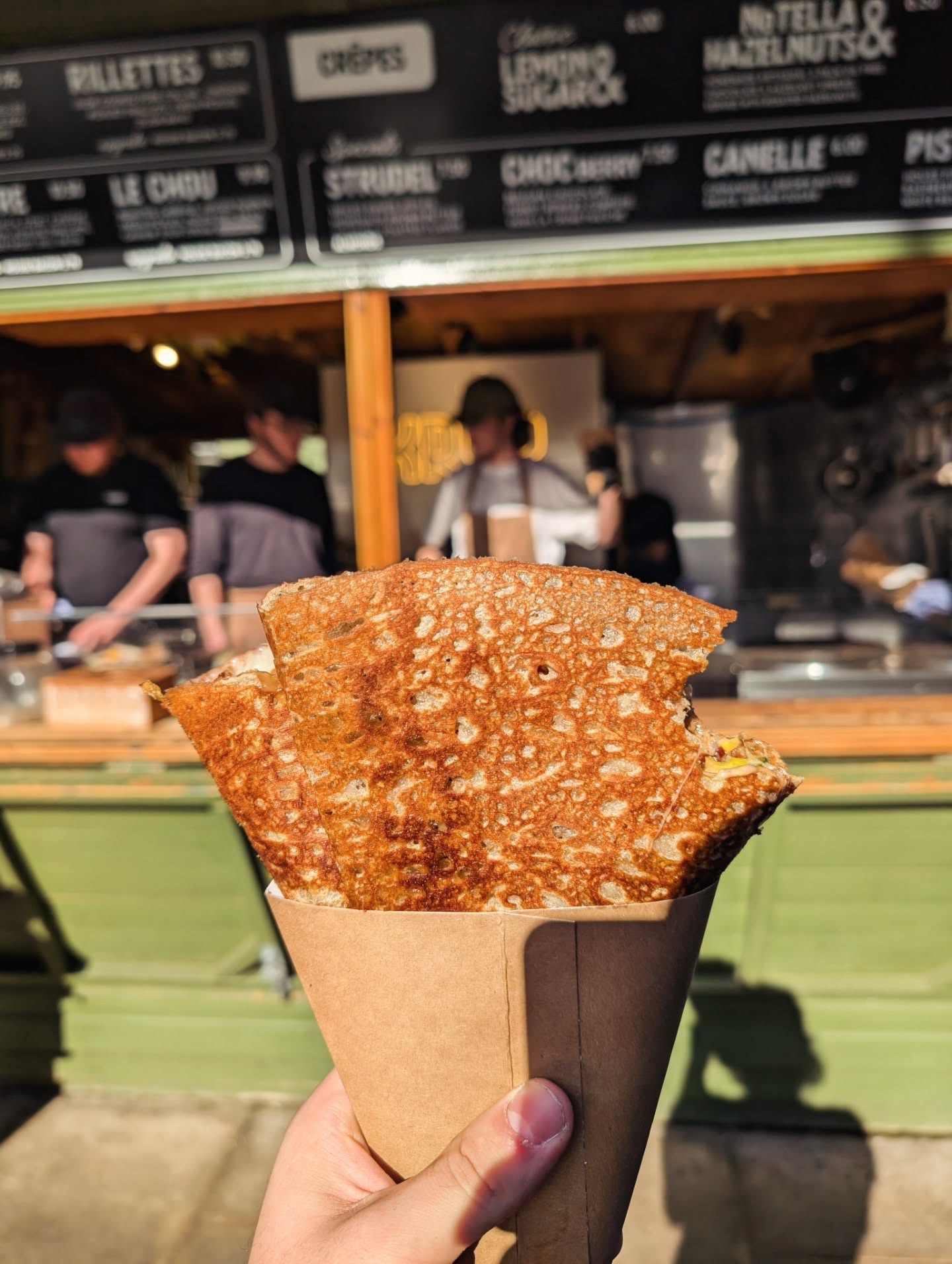 So good I had to take a bite🫠
Rilletes, slow cooked pork collar, cheddar, pickled shallots and our fresh pickles topped with Dijon mayo.
#yorkshirefoodie #yorkfoodie #shamblesmarket #yorkfoodanddrink #yorkindependent