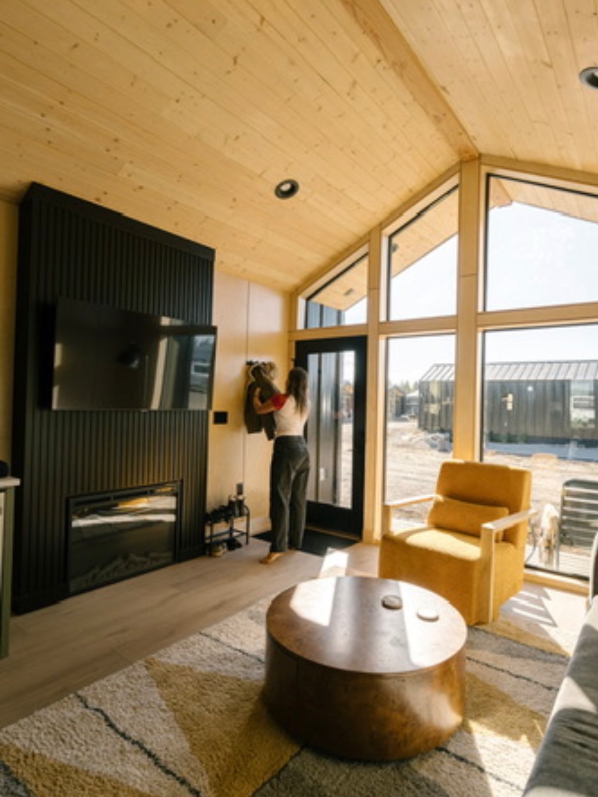 full size kitchen ✔️
fireplace ✔️
ac + heat ✔️
king size bed ✔️
fresh morning coffee ✔️
private wood-fired cedar hot tub ✔️
private fire pit ✔️
private fishing pond ✔️
sauna ✔️
yellowstone west entrance 35 minutes ✔️
all that’s missing is you ✨
yellowstone peaks hotel 🌲🏔️
#yellowstonepeaks #islandpark #yellowstone #boutiquehotel #idaho cabinstay