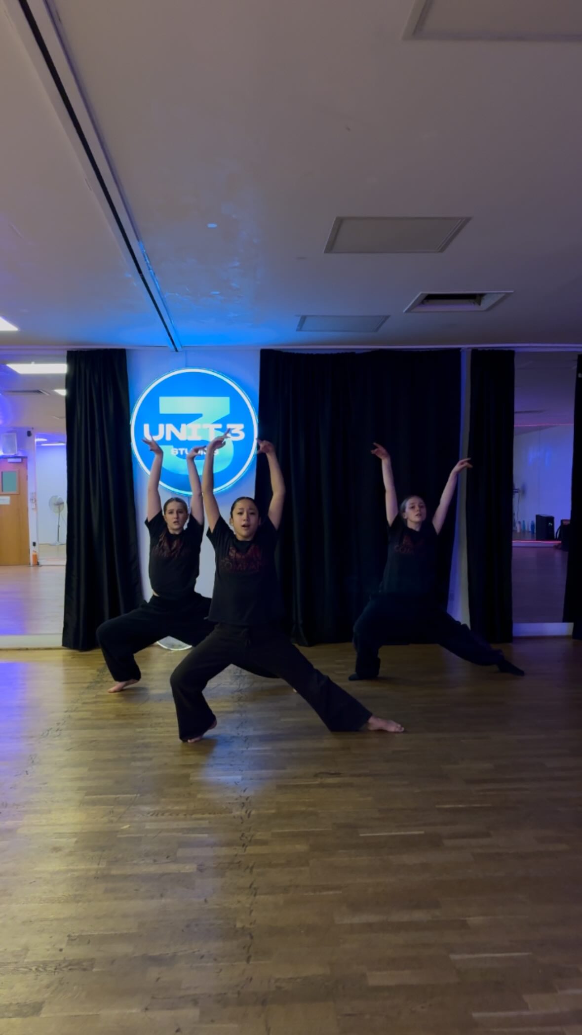 Beautiful work from Emily, Sofia and Liv in contemporary with @_hannah.hague_ ✨
#teamspirit #spiritydc #competitivedance #dancecompany #londondance