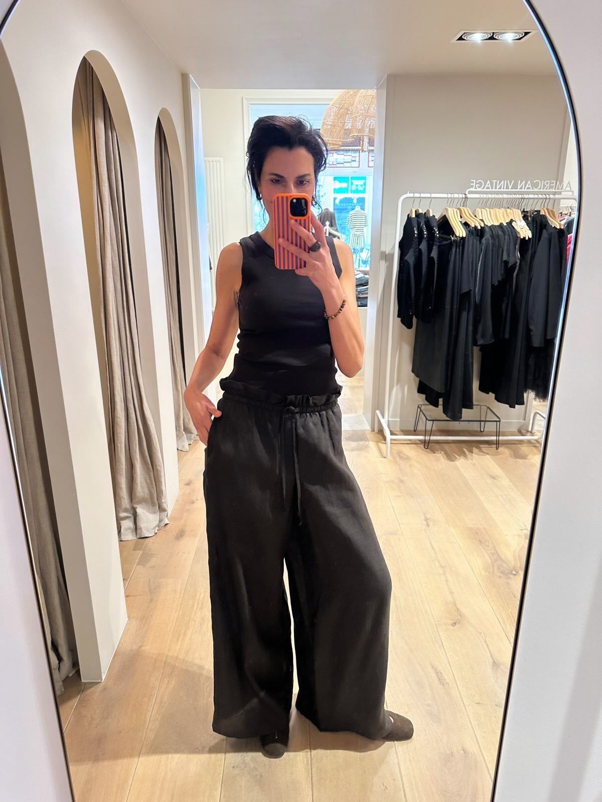 Vandaag ben ik weer gezellig in de shop🤎 zie ik jullie straks?😘 Outfit is van @drykorn_forbeautifulpeople
#ootd #drykorn #shopthelook #linnen #woodwassenaar