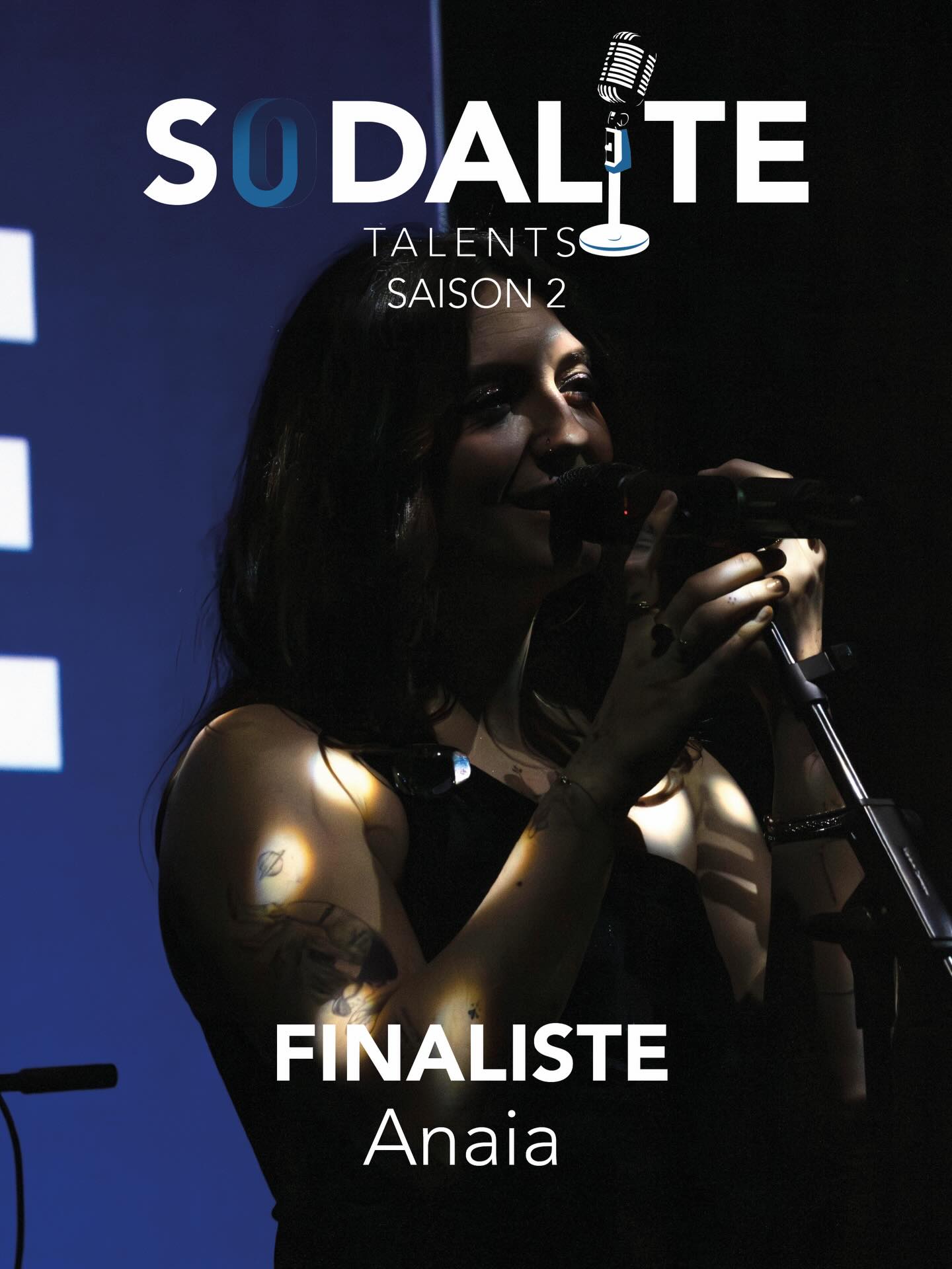 ✨ FINALISTE SODALITE TALENTS ✨
Découvrez Anaia, une artiste française née à Singapour, au parcours construit entre plusieurs domaines et expériences de vie. Ancienne monitrice de chute libre, entrepreneuse dans l’événementiel sur la Côte d’Azur et chercheuse en ingénierie biomédicale, elle choisit aujourd’hui de se consacrer pleinement à la musique.
Ce chemin marqué par l’expérimentation et la prise de risque nourrit directement sa démarche artistique.
Ayant grandi entourée de musique électronique grâce à son frère et son cousin producteurs et DJs, elle développe un univers pop électro / alternatif mêlant intensité et douceur. Ses inspirations vont de Billie Eilish à Maëlle, en passant par Zélie et Lisa Pariente.
Le 29 mai, elle interprétera ses compositions originales sur la scène de la finale de Sodalite Talents.