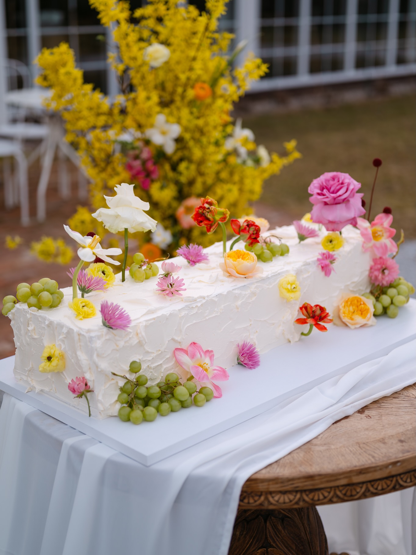 Long cake – nowy wymiar tortu weselnego ✨
Coraz więcej Par Młodych odchodzi od klasycznych, piętrowych tortów na rzecz czegoś bardziej nowoczesnego i… efektownego.
Long cake to podłużny tort, który zachwyca minimalizmem, elegancją i ogromnymi możliwościami aranżacji 🤍
💐 Można go udekorować świeżymi kwiatami, owocami, złoceniami lub subtelnym napisem – dokładnie tak, by pasował do całej koncepcji przyjęcia.
🍰 A najlepsze?
Jest nie tylko piękny, ale też bardzo praktyczny – łatwy w porcjowaniu i serwowaniu dla gości.
Jeśli marzysz o czymś innym niż klasyka – long cake może być dokładnie tym, czego szukasz ✨
Tort @dolcepapipolska
Zdjęcia @upstream_studio_photography
Miejsce @gosciniecwinnica
Suknia @cudamecyjeatelier
Garnitur @twerdowsky.pl
Fryzura @wiatremczesane
Makijaż @joannawilgus.makeup
Organizacja @dayoflove_weddingplanner
#tortślubny #longcake #tortweselny #organizacjaślubu #zdjęciaślubne