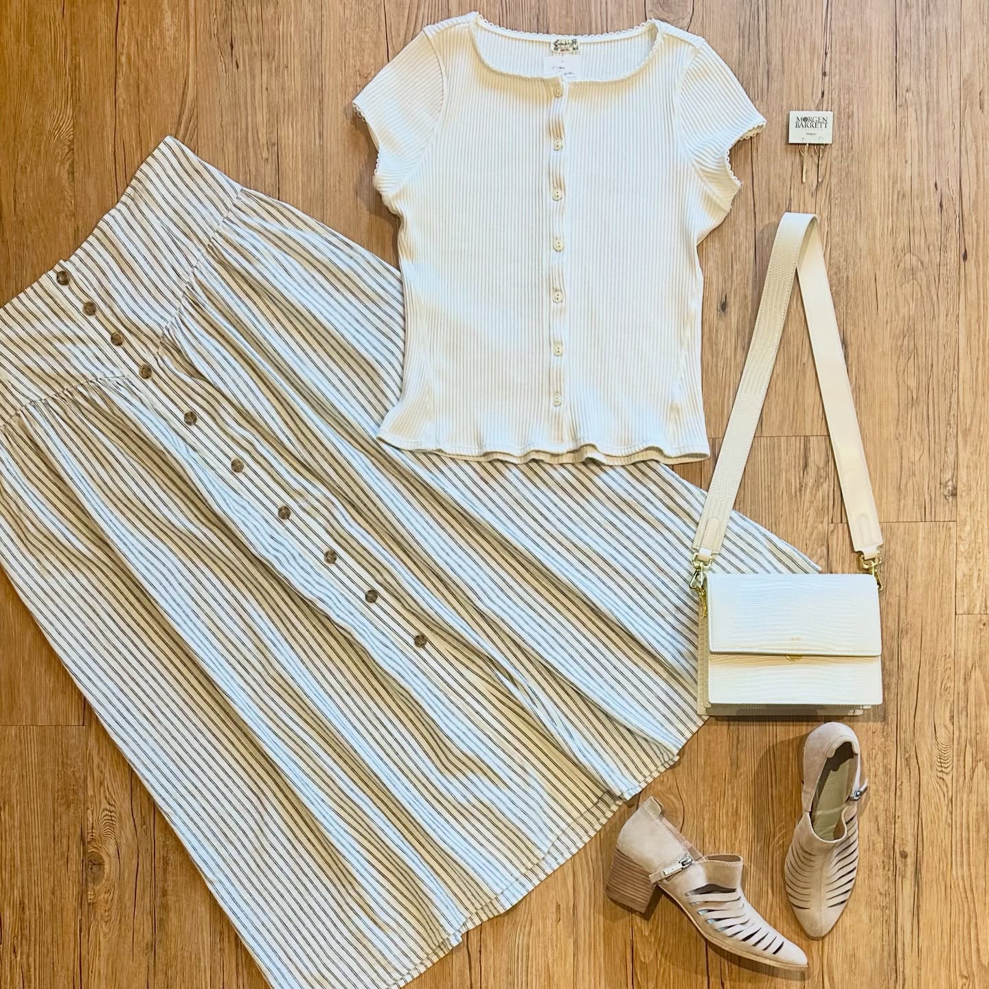 Happy Earth Day! Keep on shopping secondhand!
ππͺ²β»οΈ
The details:
Free People top sz L (runs small!), $20
Marine Layer hemp blend skirt sz 12, $28
1.State suede booties sz 8, $32
JW Pei purse, $34
Morgen Barrett earrings, $40