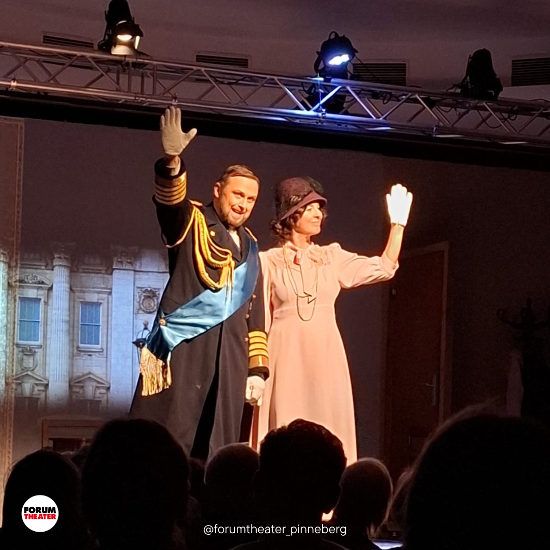 👑 Die Royals verabschieden sich aus Pinneberg!
Vor einer Woche haben wir die Dernière von „THE KING’S SPEECH – Die Rede des Königs“ gefeiert und damit eine ganz besondere Produktion abgeschlossen. 🎭✨
Hinter uns liegen intensive Proben, bewegende Vorstellungen und viele große Momente auf und hinter der Bühne. Eine Geschichte über Mut, Zweifel und das Finden der eigenen Stimme.
Ein herzliches Dankeschön an unser Publikum für euren Applaus, eure Unterstützung und die vielen schönen Rückmeldungen.
Und natürlich an alle Mitwirkenden auf, vor und hinter der Bühne, die dieses Stück möglich gemacht haben. 🫶
Nach dem Stück ist vor dem Stück. 🎭✨
Wir freuen uns auf alles, was kommt!
