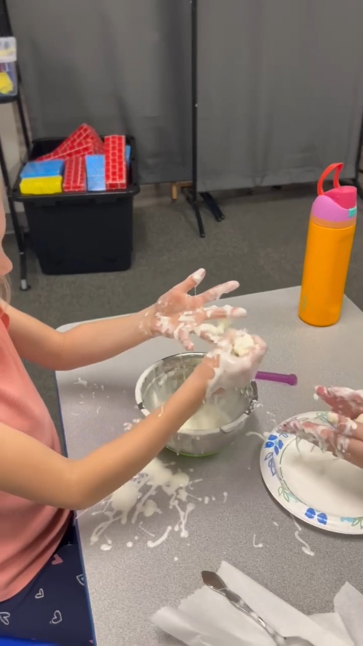 ✨ Oobleck Messy Play ✨
A sensory favorite that’s fun and functional! 🙌
Targets:
• Sensory processing
• Fine motor strength
• Hand-eye & bilateral coordination
• Emotional regulation
• Creativity
Messy play = meaningful learning 💛
.
.
.
#occupationaltherapy #embracethemess #sensoryplay #PlayBasedLearning
