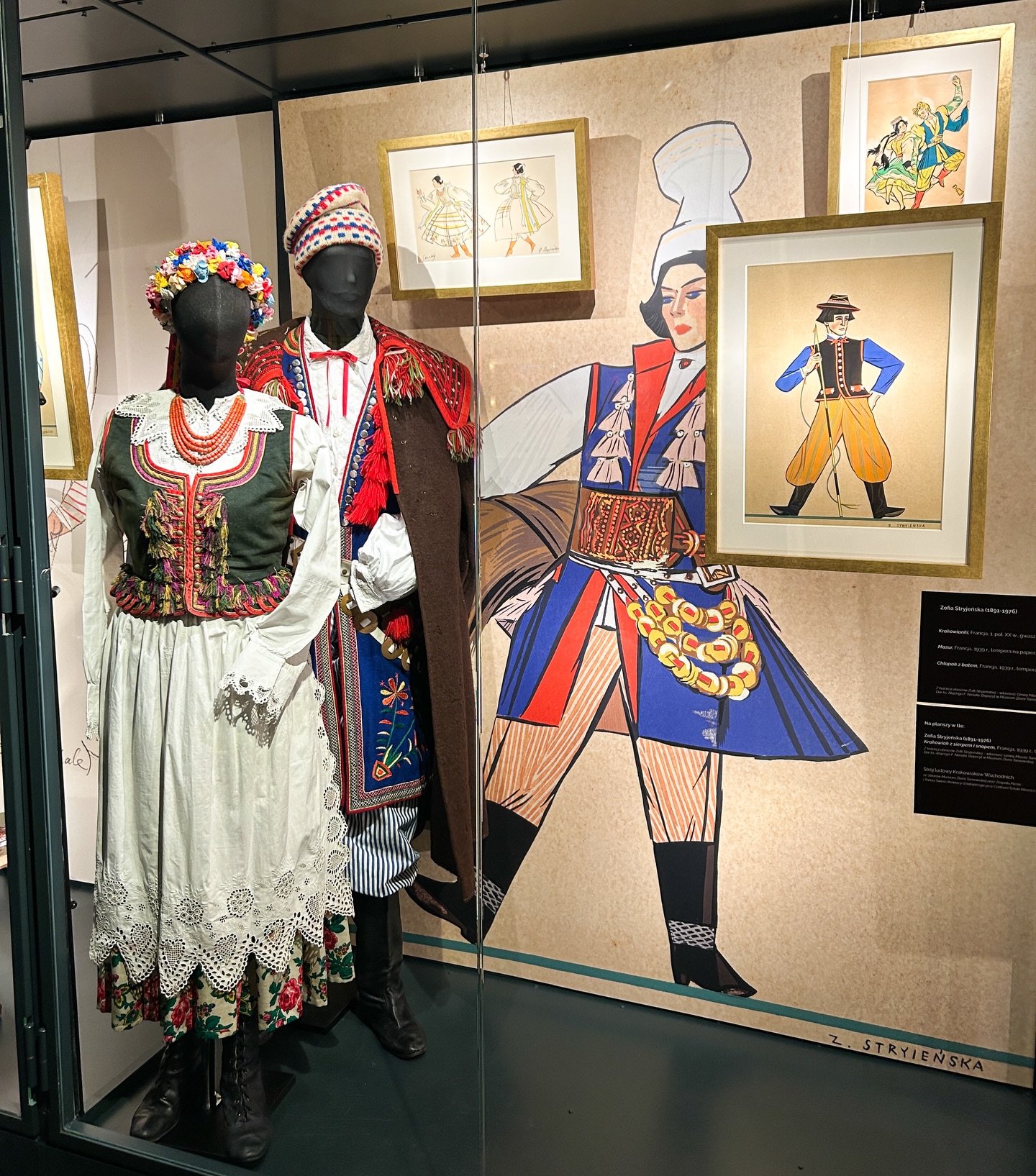 Zofia Stryjeńska is one of the most recognisable Polish artists of the early 20th century. Her work celebrates folk culture and traditions, expressed through her distinctive painterly style that blends Art Deco and Cubism. 🎨
Last week, I visited the “Zofia Stryjeńska: Between Faith and Ritual” exhibition at the @muzeumtarnow . It was stunning, featuring a number of beautiful artworks alongside objects that appear in her paintings. 🖼️
One section focused on traditional folk costumes and dances, which Stryjeńska carefully documented in her work. In the photo, you can see examples from the 1930s, as well as traditional Kraków folk clothing. 👗
I’m thinking of writing a bit more about Zofia Stryjeńska, her work, and this exhibition over on my Substack @theantiquecuriousedit . Would you be interested? 👀
•
•
#zofiastryjeńska #artdeco #folkculture #ludowe #arthistory