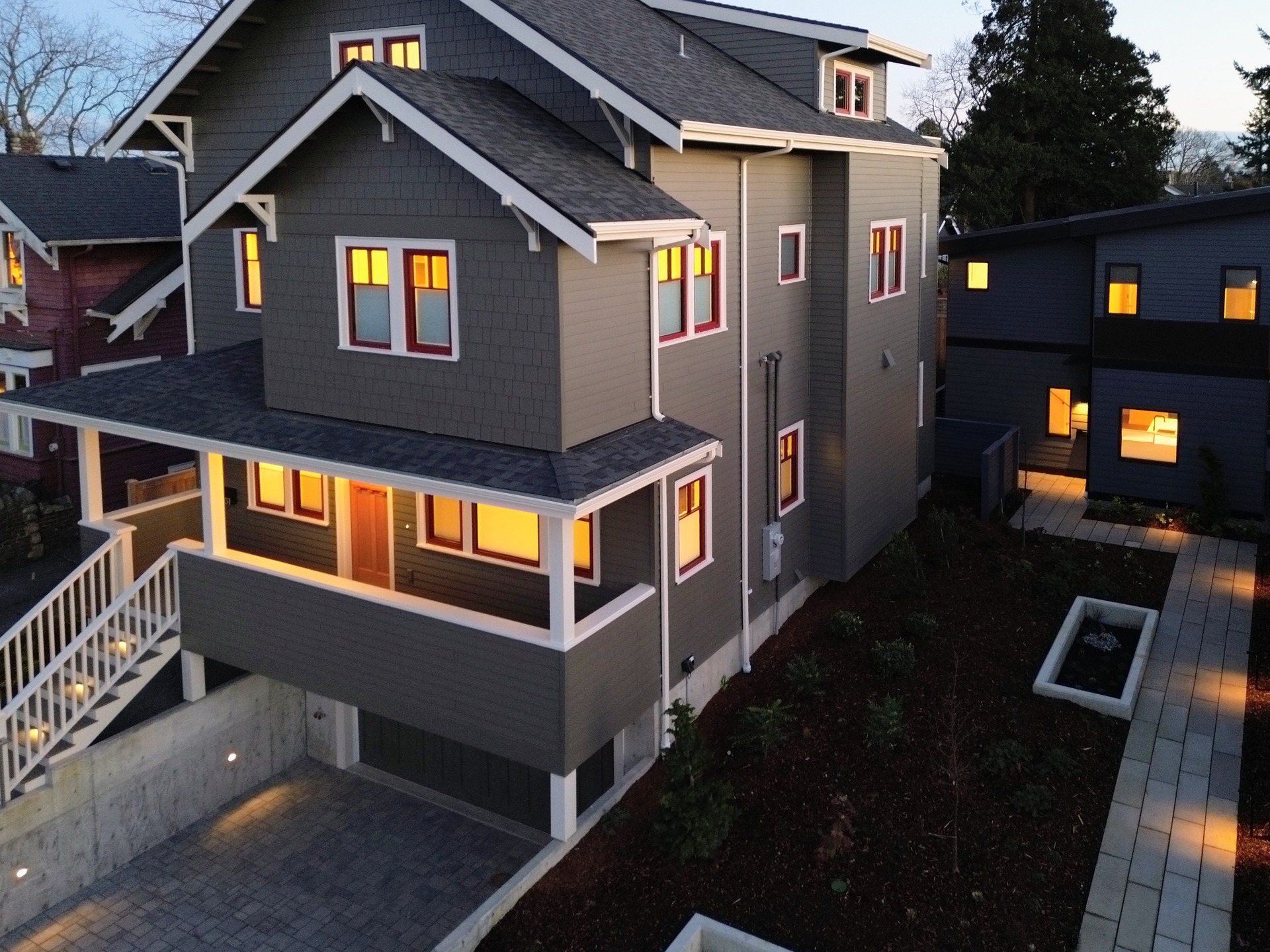 A few pretty finished photos of our recent Phinney Ridge SFR + DADU build! This traditional looking single family home uses a very high performance enclosure and mechanical systems.
Photos @chuan.photo
Architecture @atelierdrome
Sitework @allterraindev
Windows @pivotwindows
Cabinets @hcwoodwork
Floors @ghsproducts
Railings 29Eleven Metal
