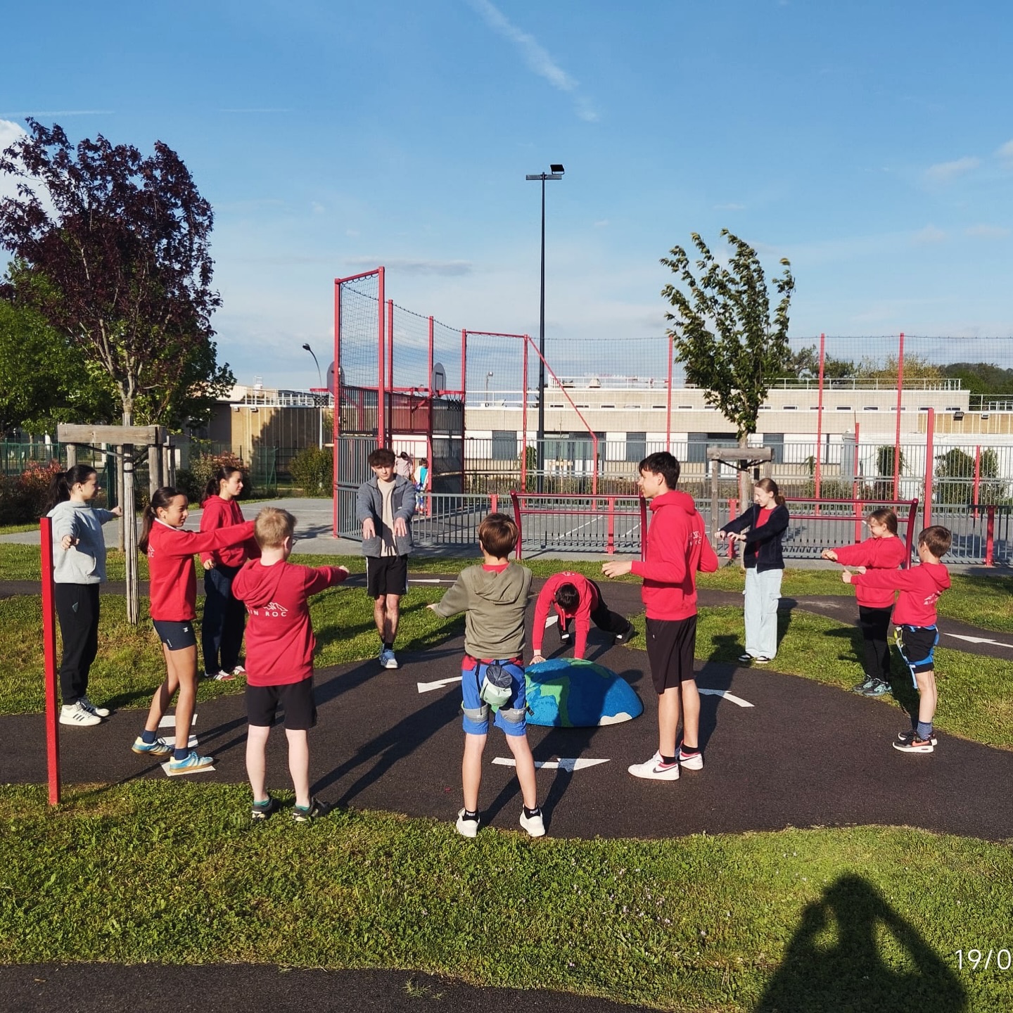 Une année de compétition en plus ! ✅
Bravo à tous les jeunes du club qui s’investissent dans leur entraînement et qui forment cette belle équipe du groupe compet’ 💪
On vous félicite tous pour votre esprit d’équipe et pour vos résultats aussi 🔥
Bilan Classement Général Coupe de l’Ain :
U11F: Judith 3ème🥉, Liv NC
U13F: Margot 4ème, Chloé 7ème, Marine 23ème, Éloïse NC, Susie NC
U13H: Clovis 3ème🥉, Maël 9ème, Ben 15ème, Aaron 18ème, Camille NC, Loan NC
U15F: Meg 1ère🥇, Gabrielle 16ème, Capucine NC, Elsa NC, Lili NC, Soline NC
U15H: Loan 4ème, Baptiste 7ème, Cypien NC
U17F: Léa 1ère🥇, Fanny 3ème🥉, Garance 7ème, Lucy 9ème, Léa NC, Myrtille NC
U17H: Nino 4ème, Maé 6ème, Thimothée NC
U19H: Dorian 1er🥇, Émile 4ème, Maël NC, Loïs NC
Sénior F: Manon 1ère🥇, Sophie NC
Senior H: Léandre NC, Alexandre NC
Vétéran H: Aurélien 3ème 🥉, Patrice 4ème, Cyrille NC, Fabrice NC, Luc NC
Bilan Championnat Régional :
U15F: Meg 13ème
U17F: Lucy 28ème
U17H: Maé 46ème
U19H: Dorian 51ème
Meg qualifiée pour les France et Lucy pour les 1/2 France
Bilan Championnat régional combiné U11/U13 :
U13F: Margot 21ème en diff, 23ème en bloc et 43ème en vitesse et 29ème au combiné
#climbing #ffme #ain #roc #escalade