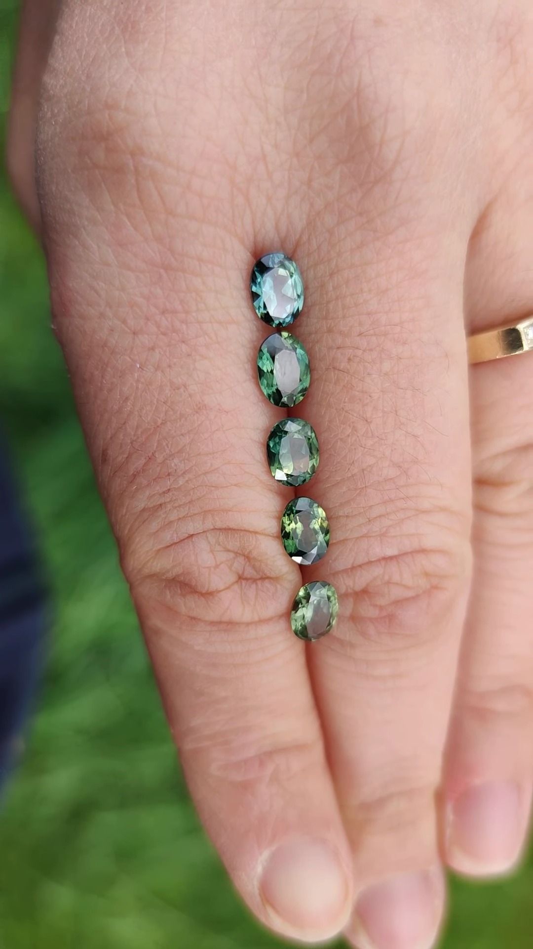 Green sapphires often have tiny flashes of blue or yellow inside them. I love discovering these as I work✨