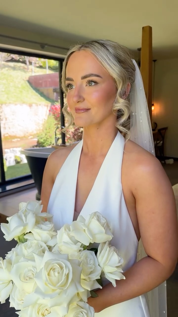 Brides like this, Hallelujah
Stacey 🕊️
Signature Aussie glowy skin & a simple glam eye for my gorgeous bride Stacey this weekend. The sun was shining and so was the skin base ✨
Key products used:
@bobbibrownuk face base and face base eye
@hourglasscosmetics primer
@rarebeauty blush
@yslbeauty loveshine 204
@makeupforever liners
@rhode lip tint toast
@armanibeauty foundation
@yslbeauty lash clash
Look fantastic discount code: LFTFEHMAKEUP 🤍
#bridalmua #shropshirebride #themillbarnswedding #makeupartist #lookfantastic