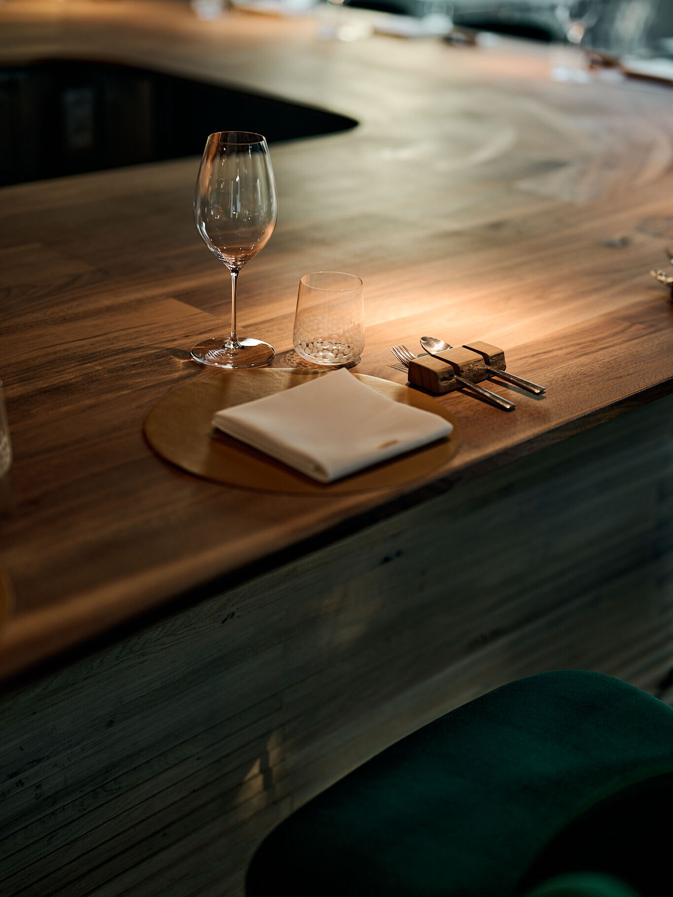 On nous pose souvent la question 🙋 : "Peut-on s'asseoir face aux chefs ?" C'est justement l'essence de Menssa. 🍽️ Un comptoir de 24 places où la cuisine se vit de près, où chaque geste devient spectacle, où la proximité n'est pas un détail — elle est le cœur de l'expérience. 🔥 Pour ceux qui recherchent un peu plus d'intimité, nos tables végétales et le sellier accueillent à partir de 4 personnes… sans jamais perdre le frémissement de la cuisine. 🌿
NL 🇧🇪
Velen stellen ons de vraag 🙋 : "Kan je recht tegenover de chefs zitten ?" Dat is precies de ziel van Menssa. 🍽️ Een toog met 24 plaatsen waar de keuken van dichtbij beleefd wordt, waar elk gebaar een verhaal vertelt, waar nabijheid geen bijzaak is — maar het hart van de ervaring. 🔥 Voor wie iets meer geborgenheid zoekt, verwelkomen onze plantentafels en de kelder gasten vanaf 4 personen… zonder ooit het ruisen van de keuken te verliezen. 🌿
ENG 🇬🇧
Many ask us 🙋 : "Is it possible to sit facing the chefs ?" That is precisely the soul of Menssa. 🍽️ A 24-seat counter where the kitchen unfolds before you, where every gesture tells a story, where closeness isn't a detail — it's the heart of the experience. 🔥 For those seeking a little more intimacy, our vegetal tables and the cellar welcome guests from 4 people onwards… never quite losing the quiet pulse of the kitchen. 🌿
#Menssa #RestaurantMenssa #gastronomie #voyage #eateries #restaurants #Gastronomie #CuisineDeSaison #sustainability #Bruxellesfood #bruxelles #ArtCulinaire #omakase #cuisinedesaison #lesgrandestablesdumonde #michelinguide #michelinbelgique #50best #50bestdiscovery #gaultmillau #gastronomique #lokalekeuken #foodporn #belgie #belgium #passievoorfood #instagood
Menssa by @christophe.hardiquest
💻 www.menssa.be
✉️ restaurant@menssa.be
☎️ +32 2 346.66.15
📍 Avenue de Tervueren 453, 1150 Bruxelles
📸 @anthonyflorio
@nico.beaudey @dessartjulie @madison_mtn