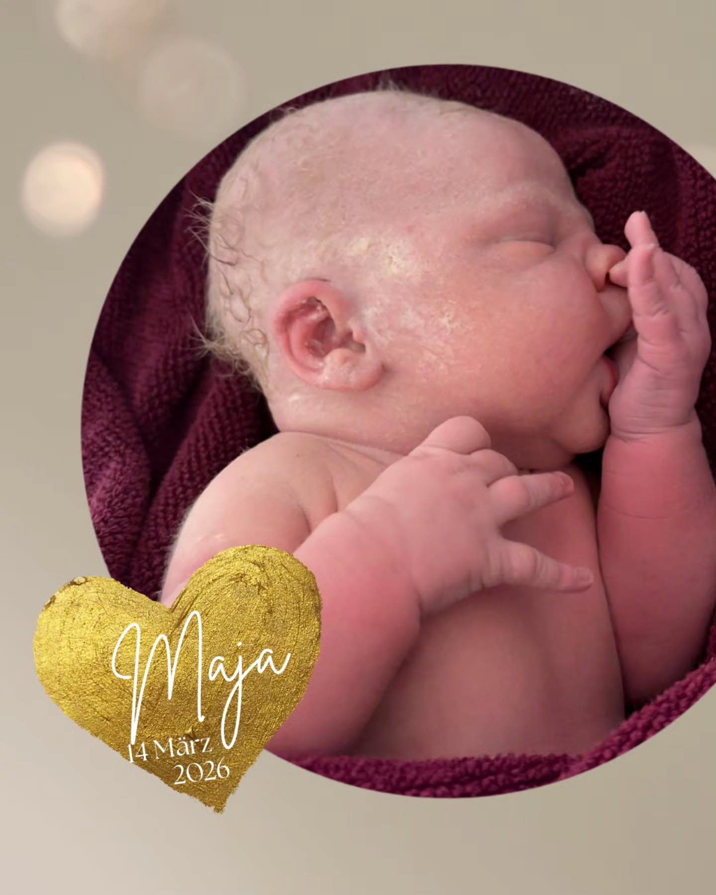 Liebe Maja ✨️
Am 14.März durften wir dich willkommen heißen.
Mitten am Tag hast du dich auf den Weg gemacht.
Laut des Errechneten Termins war deine Mama in der 41.Schwangerschaftswoche.
Daran haben wir leicht gezweifelt, als wir deine Käseschmiere bereits im Wasser bestaunen durften.
Deine Geburtsreise hat deinen Eltern gezeigt, dass es gut war, daran zu glauben, dass jede Geburtserfahrung neu erlebt wird.
Nun bist du bereits eine Weile zu Hause angekommen und deine Schwester hat sicher schon so viele Fotos von dir gemacht, wie Mama und Papa.
Wir wünschen euch alles Gute! 💛
#geburtshaus #außerklinischegeburt #löhne #familie #14