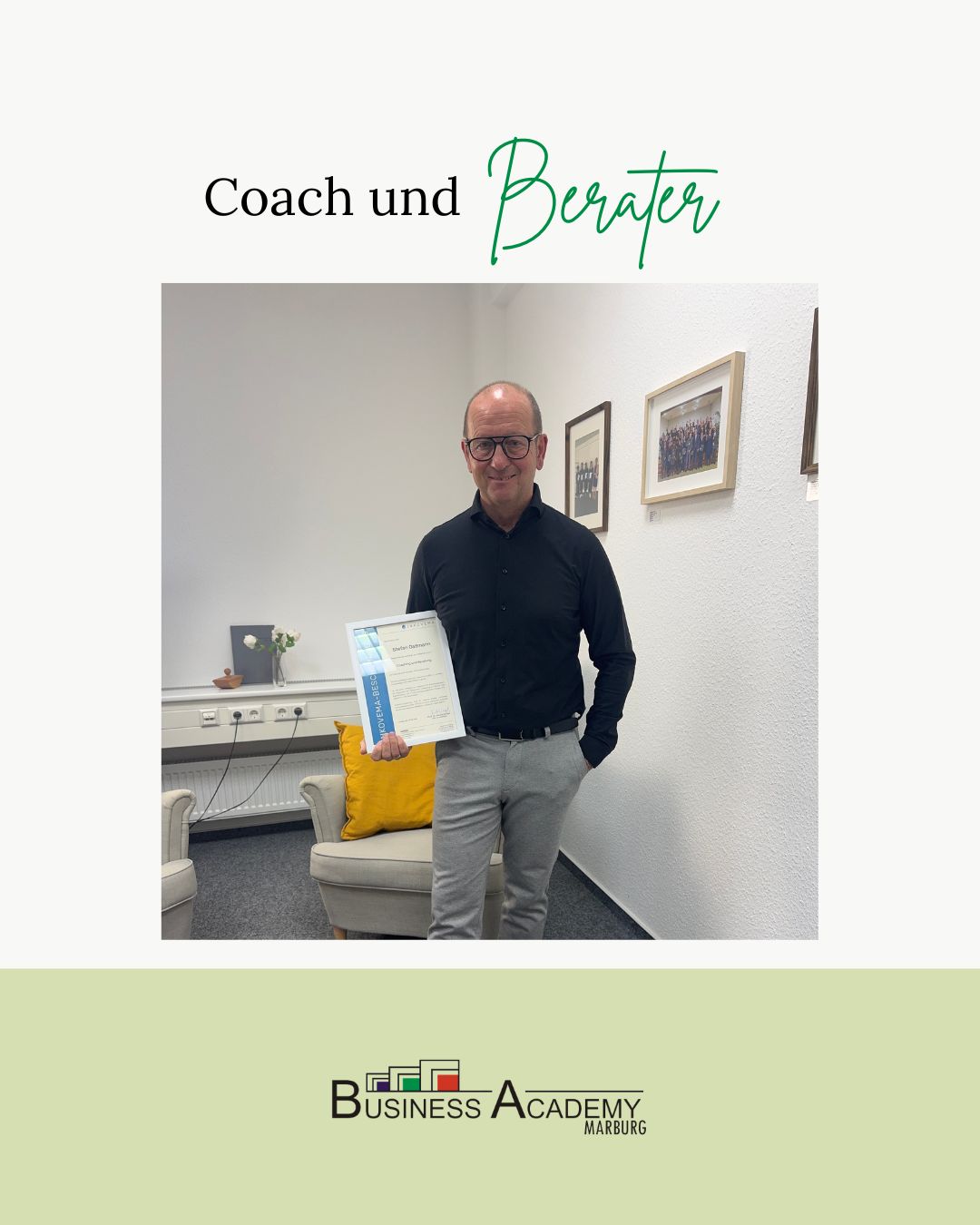 Herzlichen Glückwunsch! Unser Geschäftsführer Stefan Gaßmann hat seine Weiterbildung im Bereich Coaching und Beratung erfolgreich abgeschlossen.
„Die vergangenen Monate waren geprägt von intensiven Lernphasen, inspirierenden Begegnungen und wertvollen Reflexionsprozessen. Die Ausbildung hat mein Profil als Coach und Berater gezielt erweitert – insbesondere im Hinblick auf die Begleitung von Führungskräften, Entscheidungsprozessen und beruflicher Entwicklung.
Als zertifizierter Mediator bringe ich bereits eine fundierte Expertise in der strukturierten Konfliktklärung mit. Durch die Coaching-Weiterbildung ergänze ich dieses Angebot nun um eine noch individuellere und prozessorientierte Begleitung – etwa bei Rollenklärung, Entscheidungsfindung, Führungsfragen oder persönlichen Entwicklungszielen im beruflichen Kontext. In meine Arbeit fließen praxisbewährte Methoden ein, darunter systemische Fragetechniken, Perspektivwechsel, strukturierte Zielklärungsprozesse sowie Ansätze zur Reflexion von Rollen, Mustern und Entscheidungsdynamiken.
Ich begleite Führungskräfte, angehende Führungskräfte und Organisationen dabei, komplexe Situationen zu klären, tragfähige Entscheidungen zu treffen und Entwicklung gezielt zu gestalten.
Ich freue mich darauf, das Erlernte in konkreten Beratungs- und Coachingprozessen einzusetzen. Bei Interesse an einem Austausch oder einer Zusammenarbeit sprechen Sie mich gerne an.“
Mail: gassmann@academy-marburg.de
#coach #berater #coaching #konfliktklärung #führungskräfte #marburg