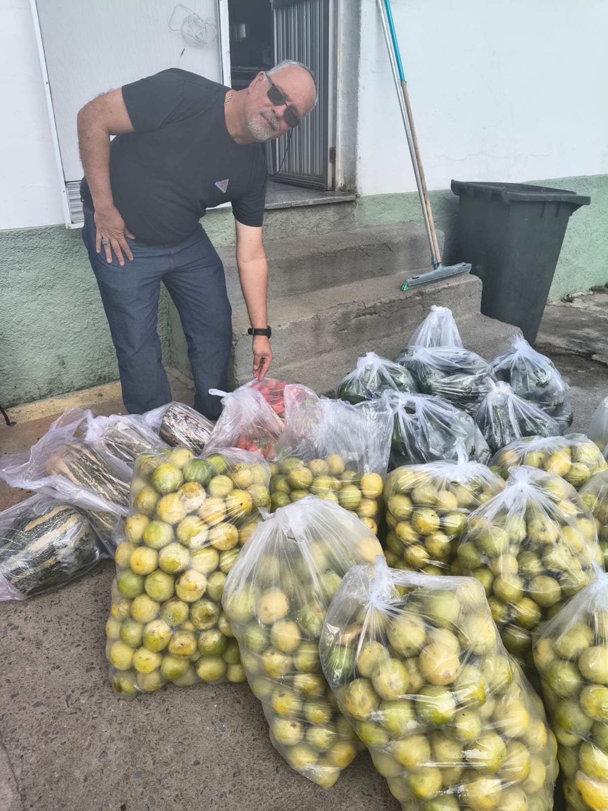 Doação que fortalece o cuidado 💙
O Hospital Dr. Adhemar de Barros recebeu a importante doação de 953 kg de alimentos, um gesto que representa apoio concreto à nossa missão de cuidar de quem mais precisa.
Nossa profunda gratidão à CEAGESP (Banco de Alimentos), ao apoio fundamental do Deputado Paulo Fiorilo e de toda a equipe da AGRONIVA, que tornaram essa entrega possível.
Ações como essa reforçam que, quando instituições e parceiros caminham juntos, o impacto chega a quem realmente importa: nossos pacientes e toda a comunidade.
Nosso muito obrigado por fazerem parte dessa corrente de solidariedade e cuidado. 💙
#hospitaladhemardebarros #solidariedade #doacao