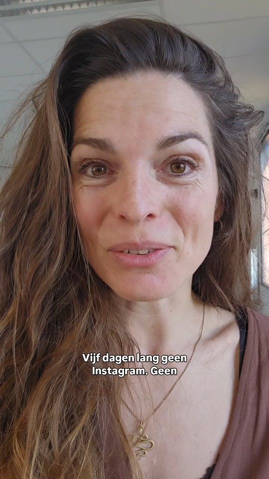 :》》Vijf dagen lang weg van de buitenwereld.
Geen Instagram.
Geen afspraken.
Geen verplichtingen.
Vijf dagen lang mag het over jou gaan.
In de rust.
In een cirkel met andere vrouwen.
Sisterhood.
Verbinding.
Een moment om naar binnen te keren en de vrouw in jezelf op nieuwe lagen te ontmoeten.
Serra zei: "Waar begin je met een ervaring die nauwelijks in woorden te vangen is? Het opende mijn hart en bracht me dichterbij mezelf."
Annemijn zei: "Het retreat was heel waardevol. Een plek waar je echt kunt zakken. Ik zou het aanraden aan iedereen die klaar is voor innerlijk werk in een veilige bedding."
Het Inner Witch Retreat van 6-10 mei is een reis.
Een Rite of Passage en Remembrance.
Een mogelijkheid om thuis te komen in je essentie en vrouw zijn.
Voel je de call?
Stuur me een DM voor een vrijblijvende call en laten we elkaar ontmoeten.
Ik vertel je graag meer over het retreat.
Nog twee weken te gaan en het kan nog steeds!
Liefs Yolentha
(Meer info via de link in de bio)