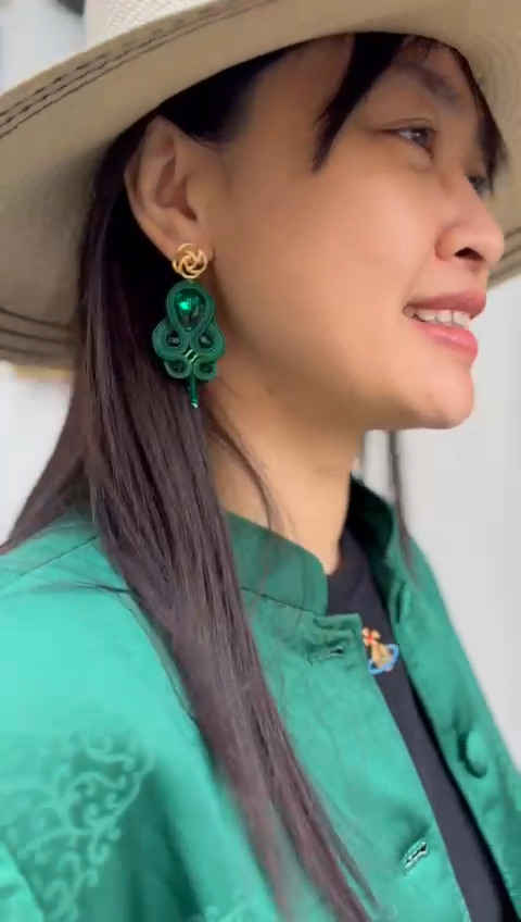 Un matin au 70 rue du Cherche-Midi, matières, gestes et silhouettes se répondent.
Boucles d'oreilles Modèle Cassiopée. émeraude profonde.
La couleur n’est jamais un détail.
Bientôt au 42 rue du Cherche-Midi.
Vêtements et modèle : @gammecollective
Chapeau : @pachallina.fr
Bijoux faits main : @palmyreparis
One morning at 70 rue du Cherche-Midi, materials, gestures, silhouettes in dialogue.
Cassiopée. deep emerald.
Color is never a detail.
Soon at 42 rue du Cherche-Midi.
Clothes & model: @gammecollective
Hat: @pachallina.fr
Jewels : @palmyreparis