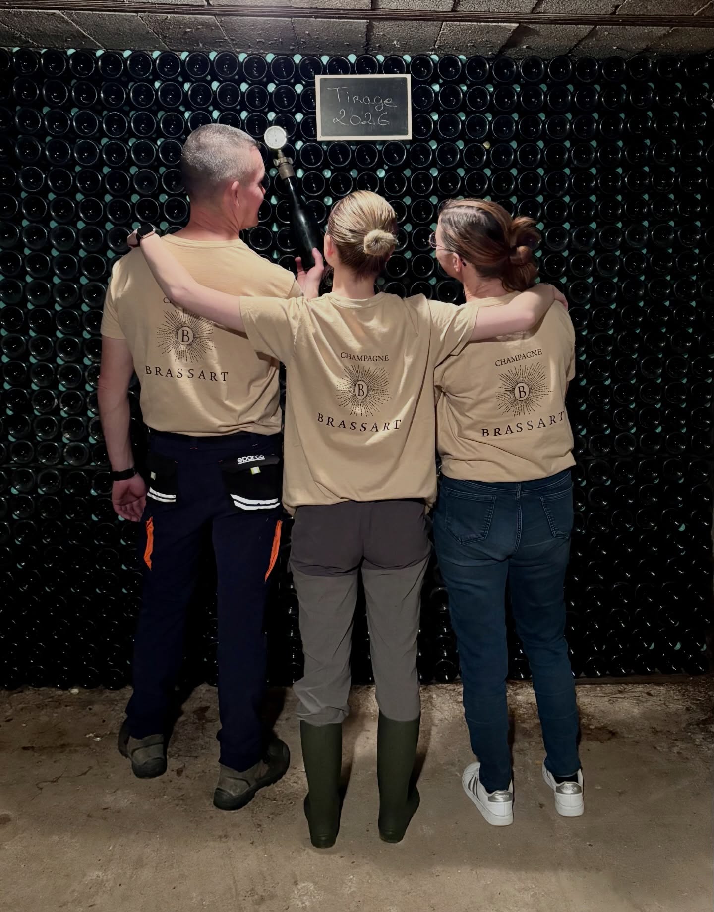 Tirage 2026 🍾
C’est une étape clé qui marque la naissance de notre futur Champagne 🥂
Le tirage 2026 de la vendange 2025 vient d’être réalisé : le vin tranquille est mis en bouteille avec l’ajout de la liqueur de tirage, pour débuter sa seconde fermentation en cave.
C’est ici que la magie des bulles commence, patiemment, au cœur de nos caves.
#champagne #champagnebrassart #moussy #tirage #bottling