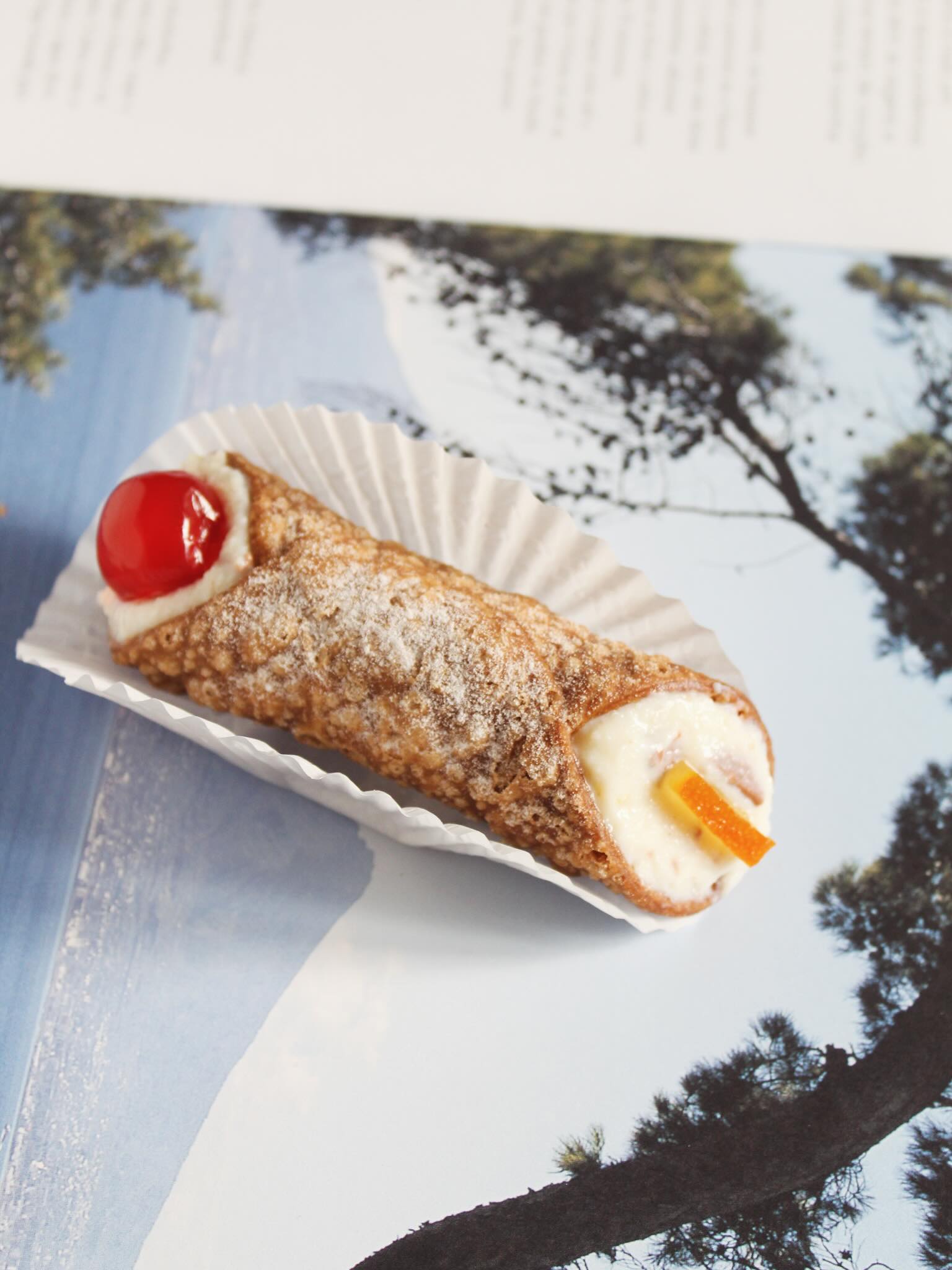 CANNOLI para eventos —
O mais icônico docinho italiano de casquinha frita e crocante, recheado com creme de ricotta fresca e limão siciliano está disponível em três tamanhos para encomenda:
Tradicional;
Pequeno &
Mini
O pedido mínimo é de 50 unidades e você pode fazê-lo pelo WhatsApp (link na bio)! 💌
*trabalhamos apenas com o recheio tradicional