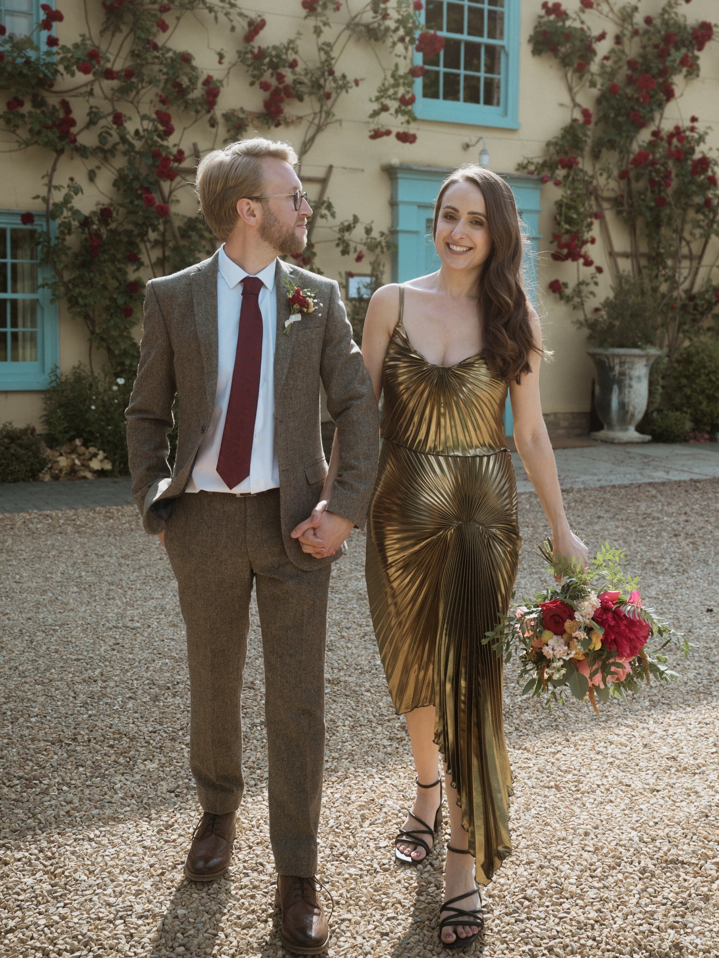Peony season is upon us and I am so here for it. Along with Rebecca’s gold wedding dress 👌🏼✨
Coral charm and red charm peonies were the star of the show for this beautiful June wedding @southfarmweddings
Beautiful photography @laurenknuckeyphotography
Florals @appleblossomflowers_
#peonyseason #peonybouquet #coralcharmpeonies #southfarmwedding #hertfordshirewedding