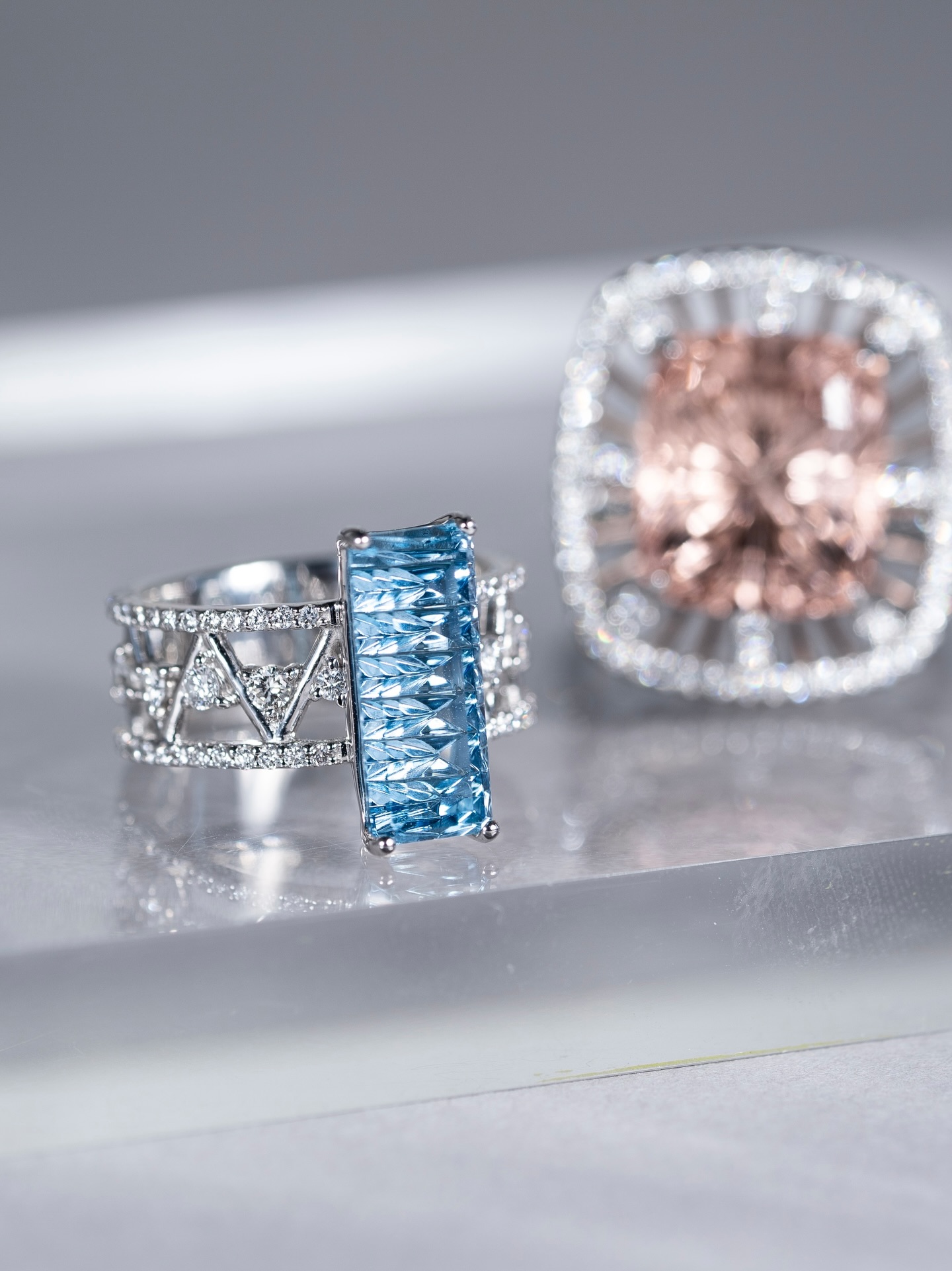 Some gemstones carry a character so distinct, the design begins with the stone itself.
Featuring fantasy-cut Aquamarine and Morganite gemstones by John Dyer, these one-of-a-kind rings were designed to extend the movement and personality of each stone into the band itself — allowing the silhouette, light, and flow of the gem to continue seamlessly through the piece.
A meeting of expressive cuts, delicate colour, and Japanese craftsmanship.
Discover these exceptional creations at The Annual Gem Affair 2026 — Colours & Cuts.