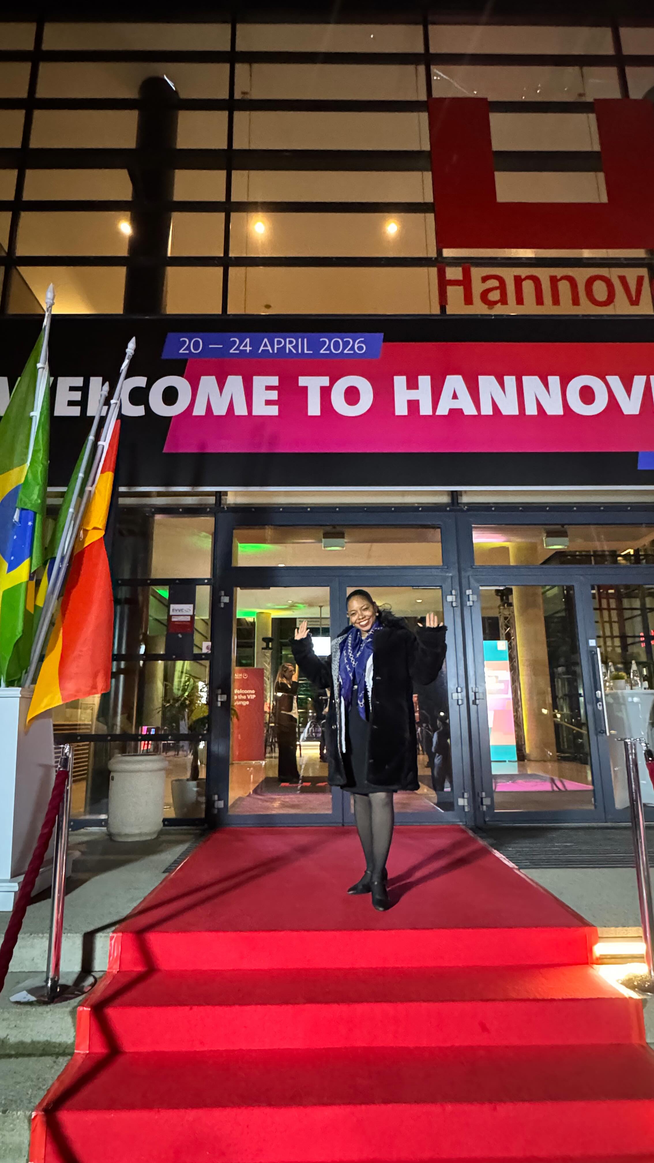 TBT de um dia que marcou a nossa história.
Meu primeiro dia na HANNOVER MESSE com o nosso próprio stand.
Um daqueles momentos em que você para por um segundo…
e entende que está vivendo algo que um dia foi apenas um sonho.
Foram anos construindo, conectando Brasil e Alemanha, acreditando em um projeto que hoje ganha forma em um dos maiores palcos do mundo.
E o mais especial foi compartilhar isso com vocês. Clientes, amigos e família que estiveram presentes, que passaram para apoiar, conversar e fazer parte desse momento.
Nada disso se constrói sozinho.
Seguimos recebendo vocês de segunda a sexta, com muita troca, conexões e oportunidades e sim, ainda temos ingressos disponíveis.
📲 WhatsApp: +49 160 4015838
📧 info@delainekuehn.com
🌐 www.delainekuehn.com
#TBT #HannoverMesse #BrasilAlemanha
#SonhosQueSeRealizam #NegóciosInternacionais