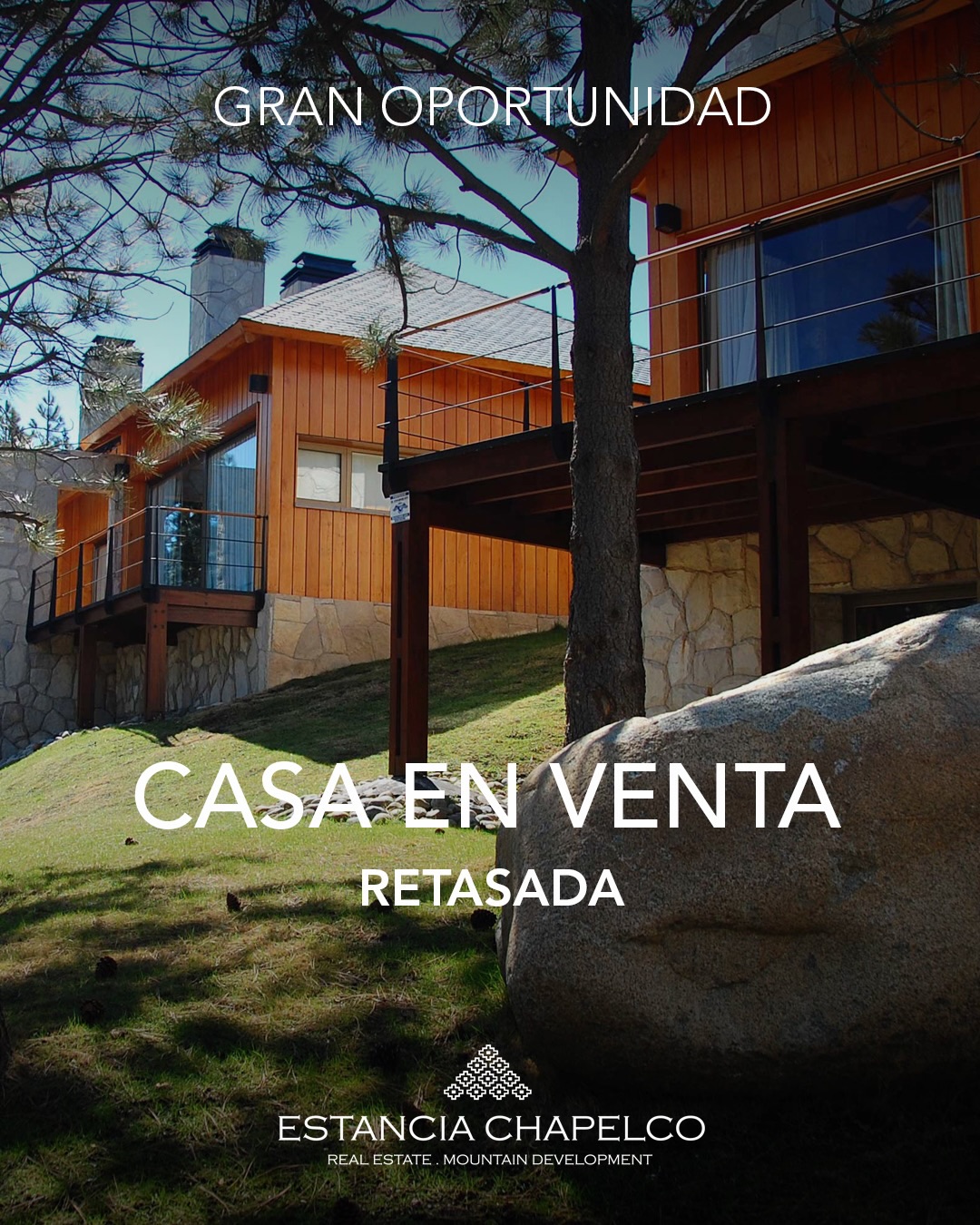 📌GRAN OPORTUNIDAD: CASA EN VENTA RETASADA
▫️Gran casa emplazada en cuatro lotes, cuya planta se organiza en tres construcciones conectadas.
Las edificaciones son tres: casa principal, casa de huéspedes y un amplio garaje para dos vehículos.
▫️Posee un total de 1.200 m² construidos.
▫️ Se vende totalmente equipada y amueblada.
▫️Posee un total de 1.200 m2 construidos.
A la casa principal se accede a través de un espacioso hall; de allí se pasa al living-comedor, cocina con comedor diario, despensa y cava, toilette, living íntimo y tres dormitorios en suite.
Cuenta con un subsuelo con dormitorio y baño para el personal de servicio, lavadero y sala de máquinas.
La casa de huéspedes funciona de manera independiente: incluye living-comedor y cocina, dos dormitorios, baño principal y quincho con parrilla.
📌 Se aceptan propiedades en parte de pago.
📩 Consultanos a info@estanciachapelco.com.ar
Estancia Chapelco, empresa desarrolladora y comercializadora de Chapelco Golf & Resort.
#estanciachapelco #chapelcogolfresort #sanmartindelosandespropiedades #patagoniabienesraices