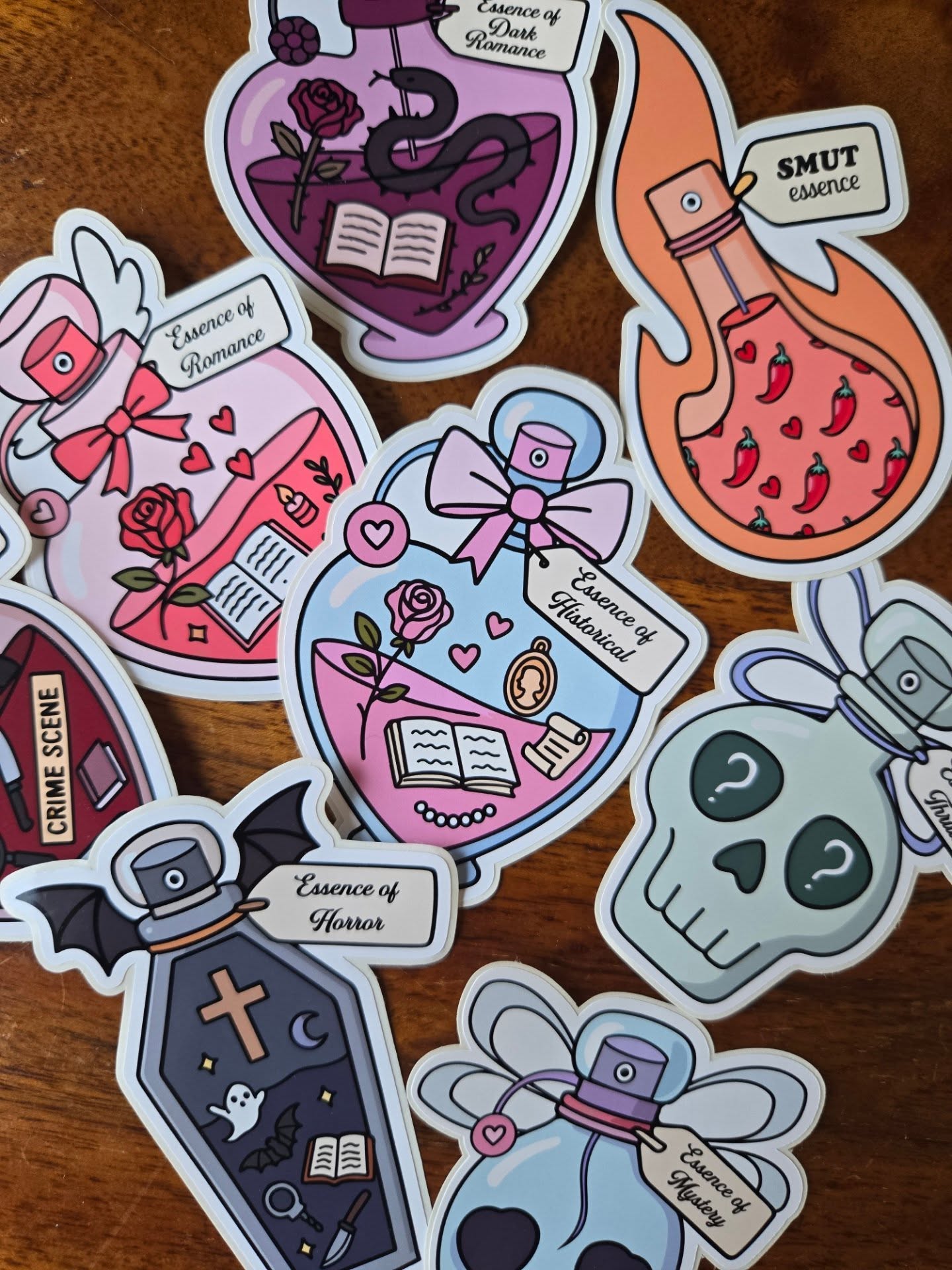 ✨️Ce dimanche, les nouveaux autocollants seront enfin disponibles sur la boutique!
Je travaille vraiment fort sur ces nouveaux produits depuis quelques jours et je les adore! J'ai hâte que vous puissiez tous les voir! Et le finis holographique sur certains autocollants est à tombé! 🌙