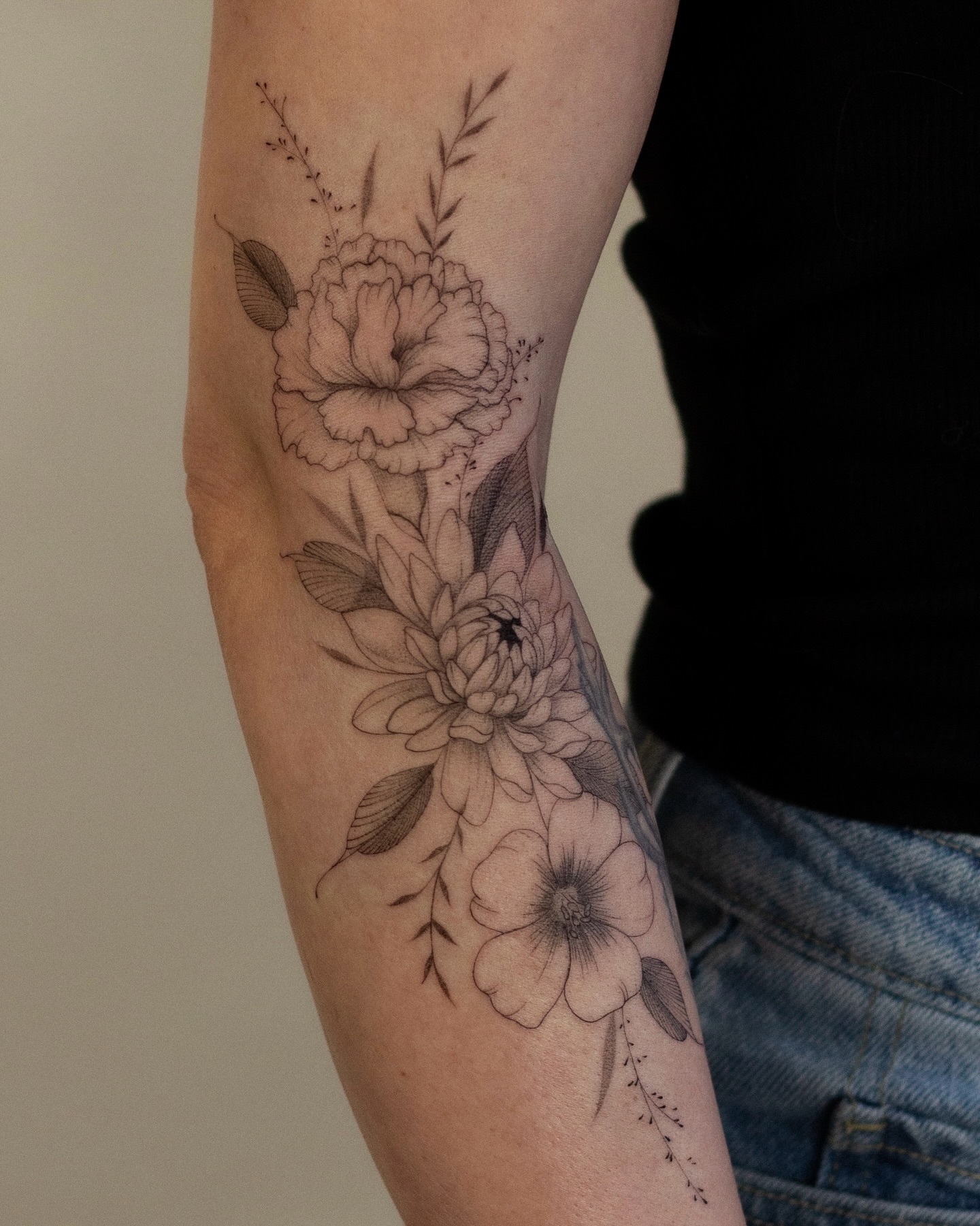 Such a fun placement 🌺✨ My lovey client wanted some florals to soften up an existing tattoo she has of a deer (not my work). Thank you for trusting me with this piece 🫶🏽
•
•
•
#tattooreels #floraltattoo #finelinetattoo #arizonatattooartist #freehandtattoo phoenixtattooartist customtattoo girlytattoos delicatetattoo christiantattooartist faithbasedartist arizonatattoo tattooinspo trendingtattoos