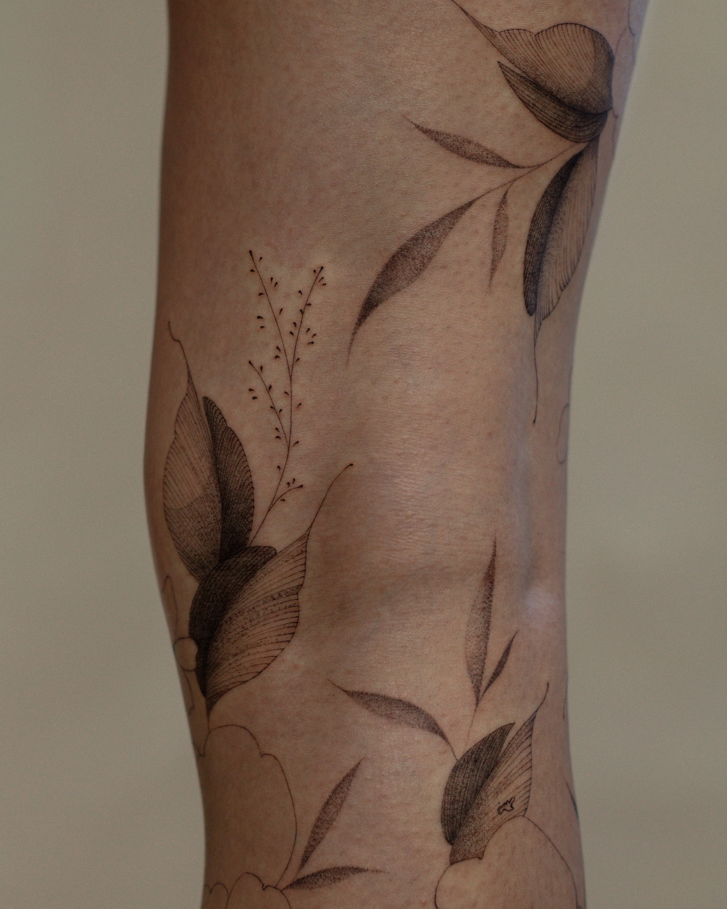 Freehand leg sleeve in progress 🤩 Freshly completed leaves & outlined florals! 🫶🏽 Can’t wait to show you guys the end product 💫🩷
•
•
•
#tattooreels #floraltattoo #finelinetattoo #arizonatattooartist #freehandtattoo phoenixtattooartist customtattoo girlytattoos delicatetattoo christiantattooartist faithbasedartist arizonatattoo tattooinspo trendingtattoos